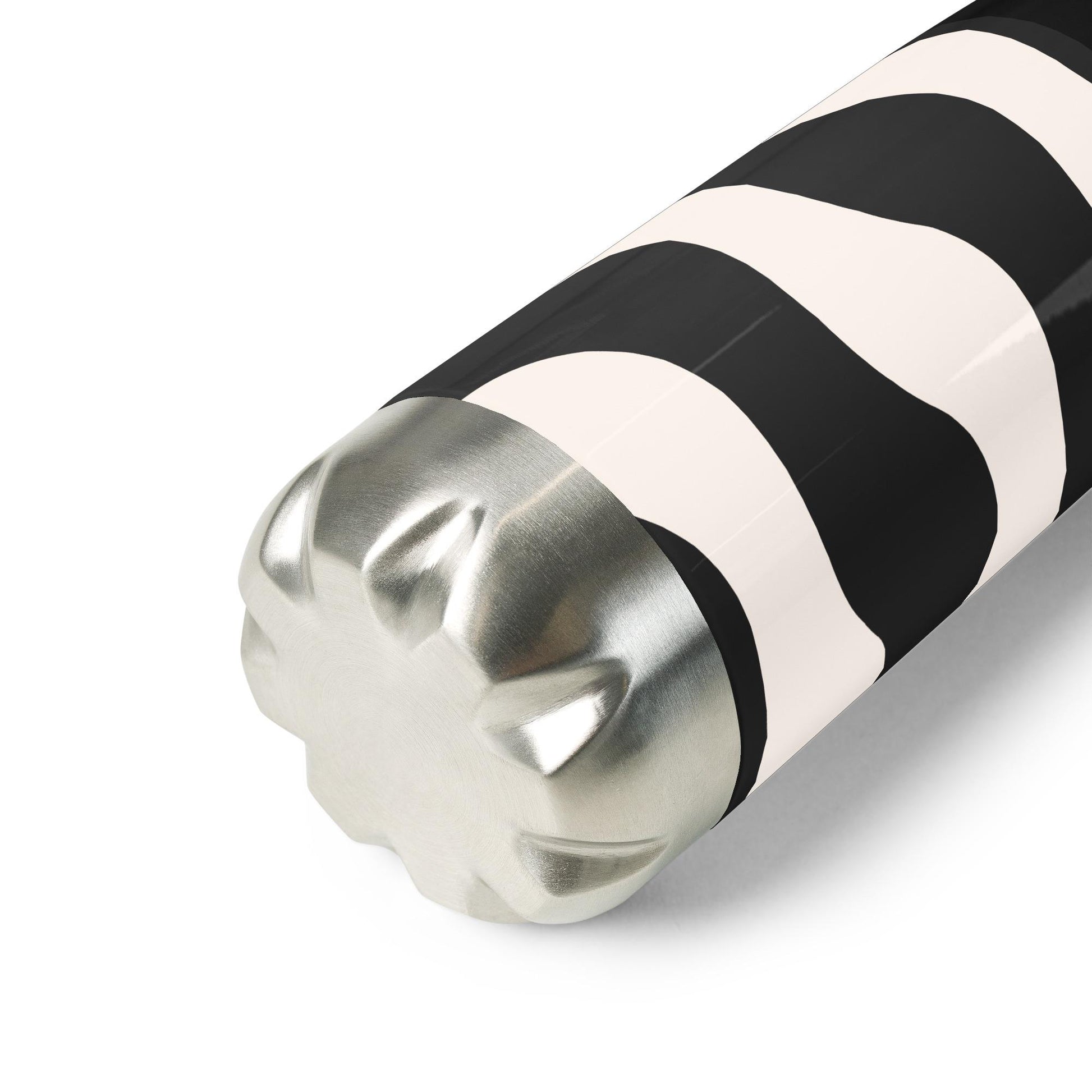 Gourde inox – vue 3/4, base antichoc/finition soignée -