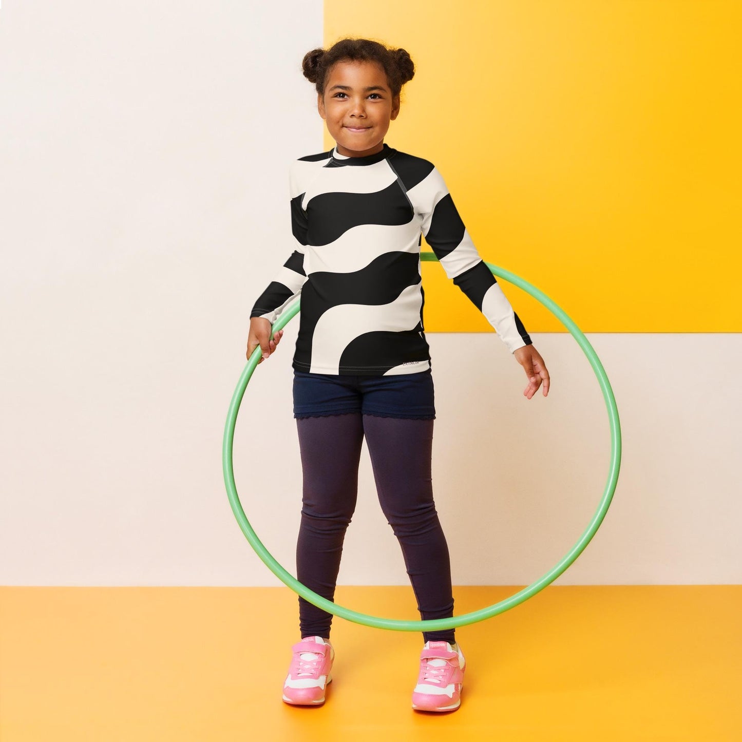 Rash guard pour petite fille – Beige & Noir – Compression légère, séchage rapide – Graphique