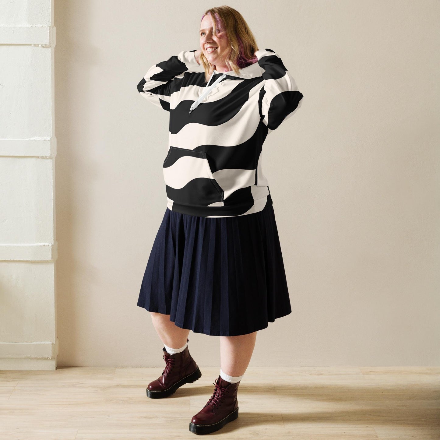 Sweat à capuche pour femme – Beige & Noir – Polyester recyclé, doux & durable – Graphique Minimaliste