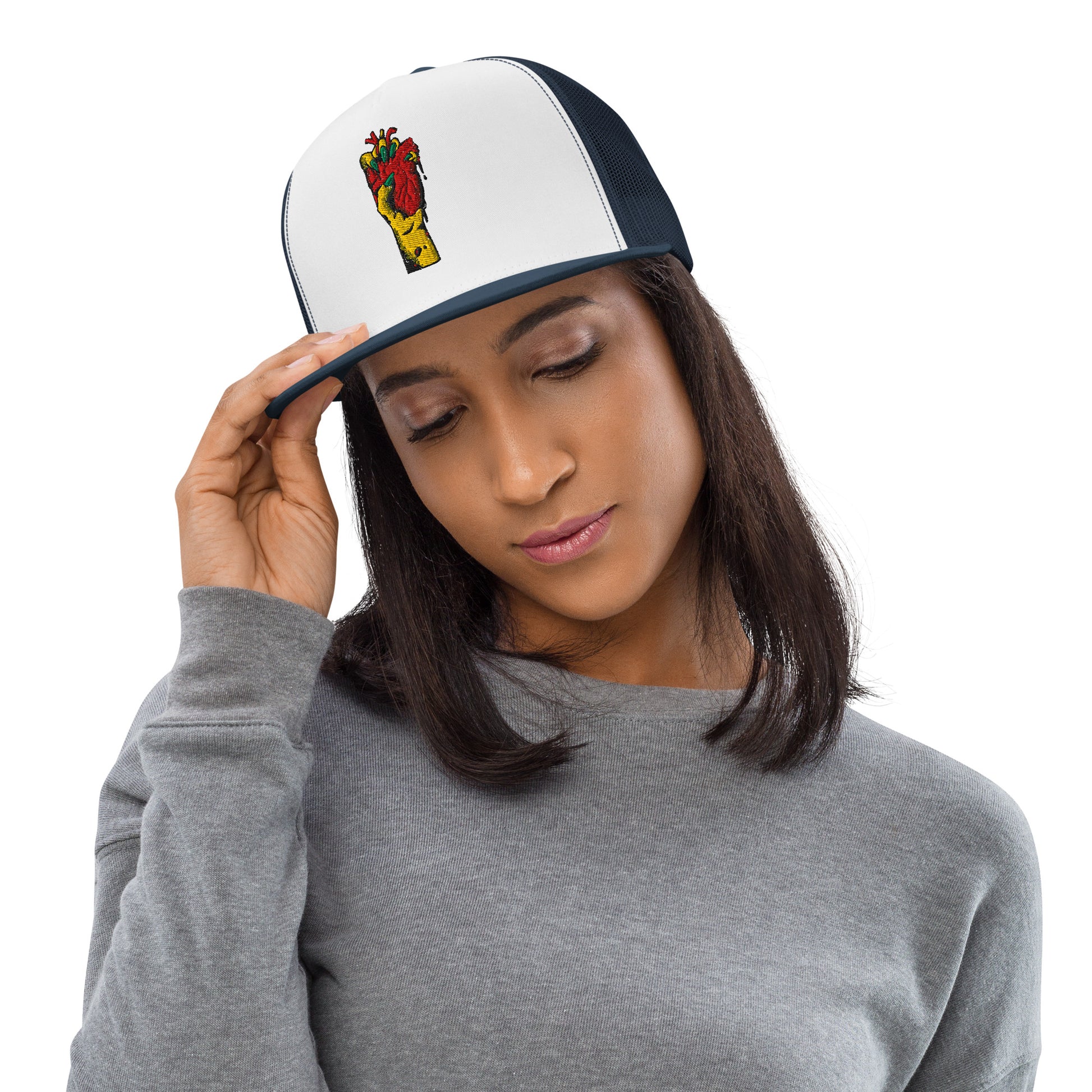 Casquette trucker portée en ville – style minimaliste - bleu marine blanc bleu marine motif brode coeur deja pris