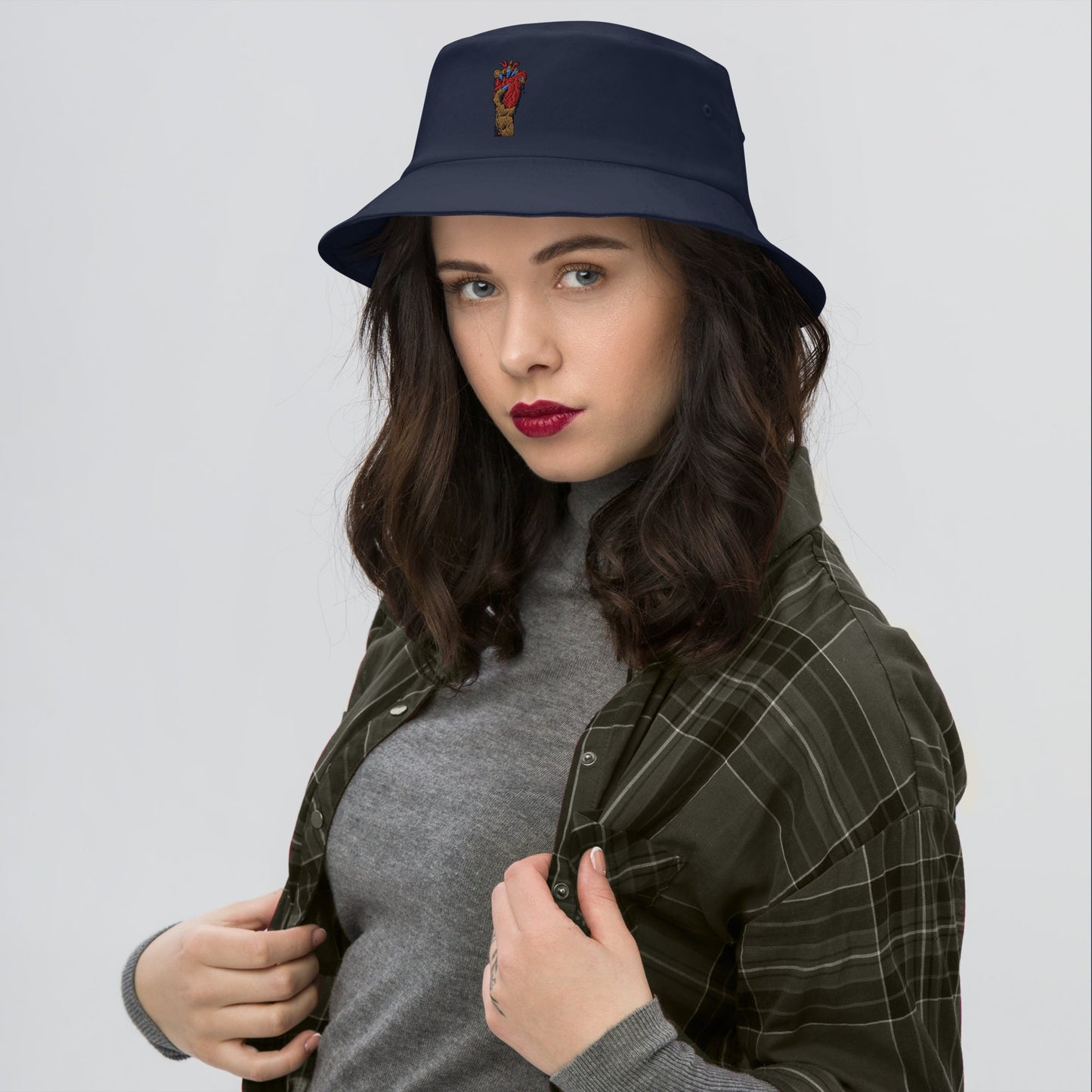 Bob Old School Minimaliste 100% Coton avec motif brodé - Chapeau Rétro style streetwear, unisexe - Accessoire - design "Coeur déjà pris"
