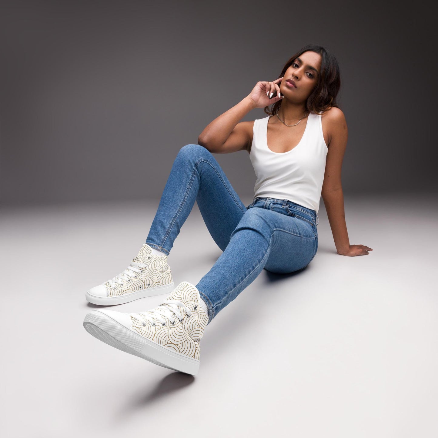 Baskets hautes femme - blanc et or – paire portée, look urbain
