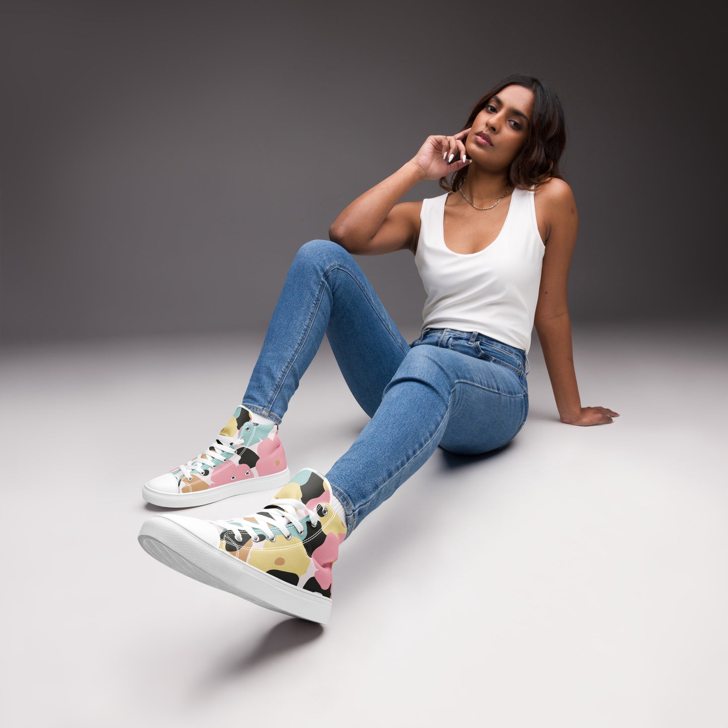 Baskets hautes femme - fleuri, pastel – paire portée, look urbain - semelle blanche