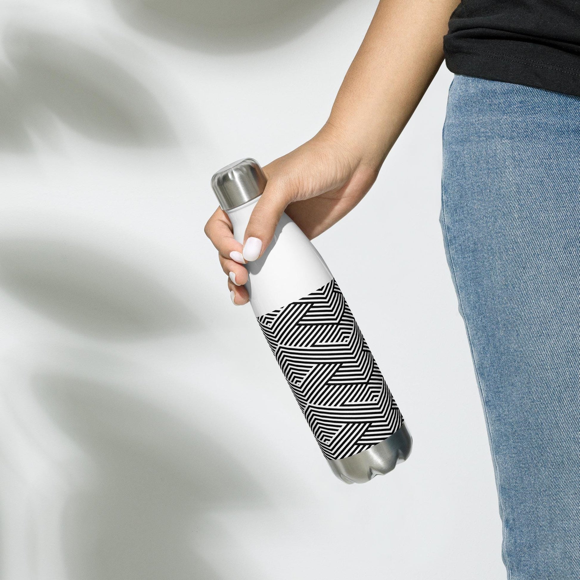 Bouteille en acier inoxydable – vue de profil, prise en main - noir et blanc - rayures - graphique  minimaliste