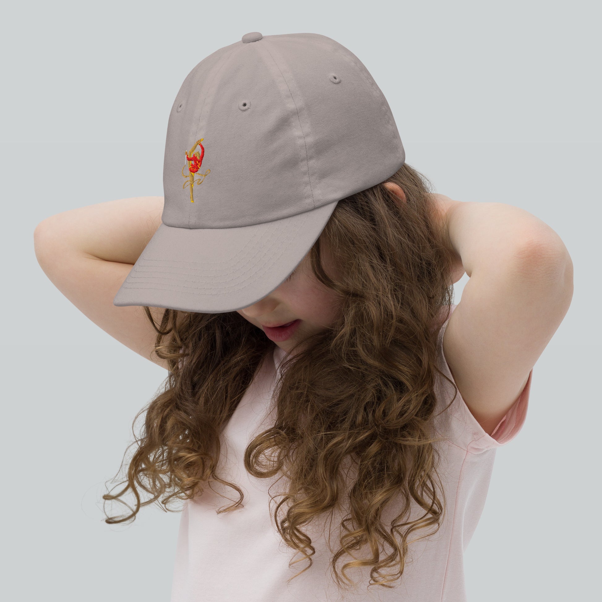 Casquette bébé & fille – vue de profil, maintien confortable - gris motif brodé gymnaste, danseuse