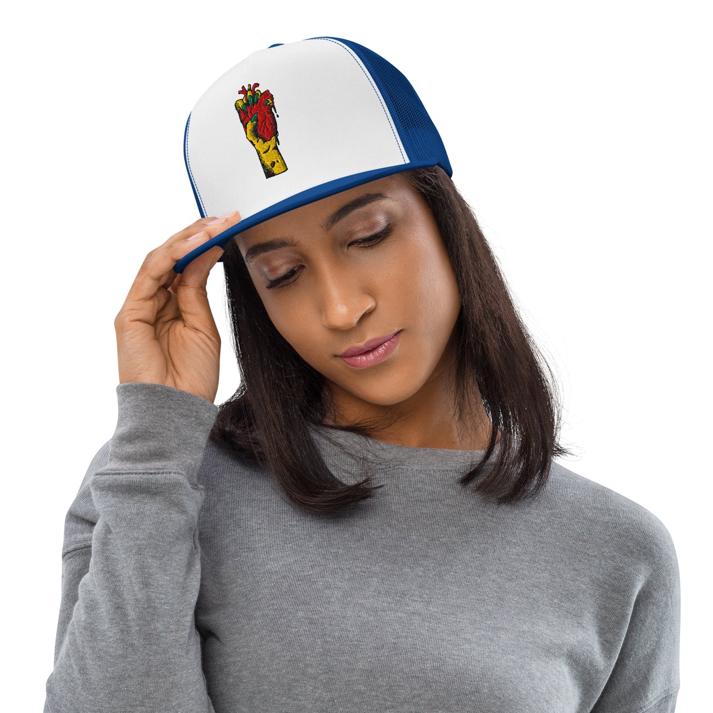 Casquette trucker portée en ville – style minimaliste - bleu royal blanc bleu royal  motif brode coeur deja pris