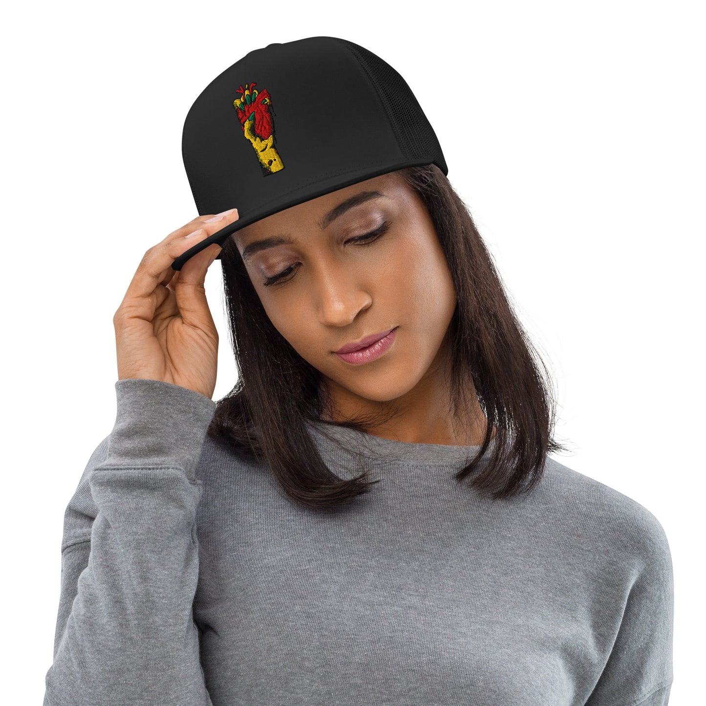 Casquette trucker portée en ville – style minimaliste -  noir motif brode coeur deja pris