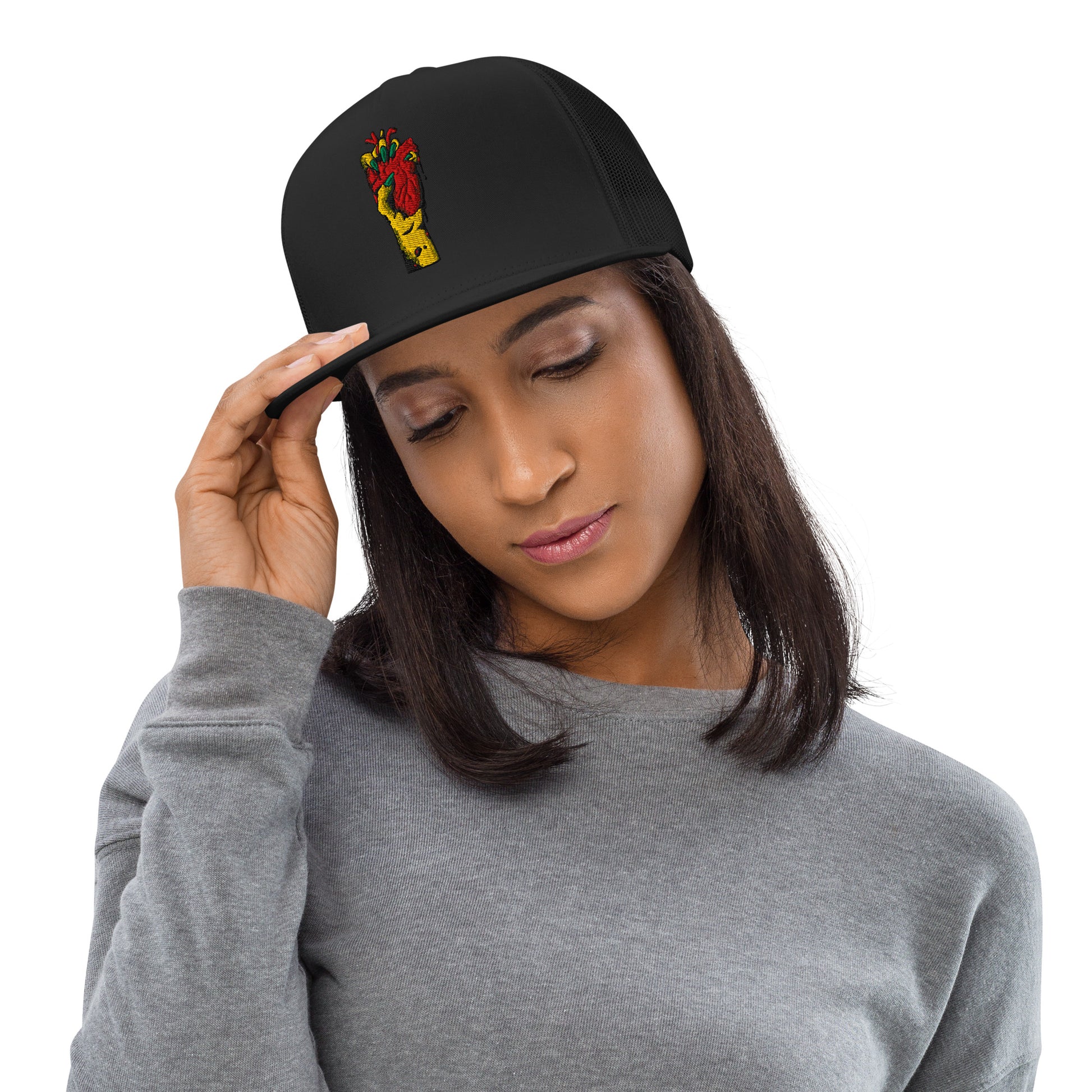 Casquette trucker portée en ville – style minimaliste -  noir motif brode coeur deja pris