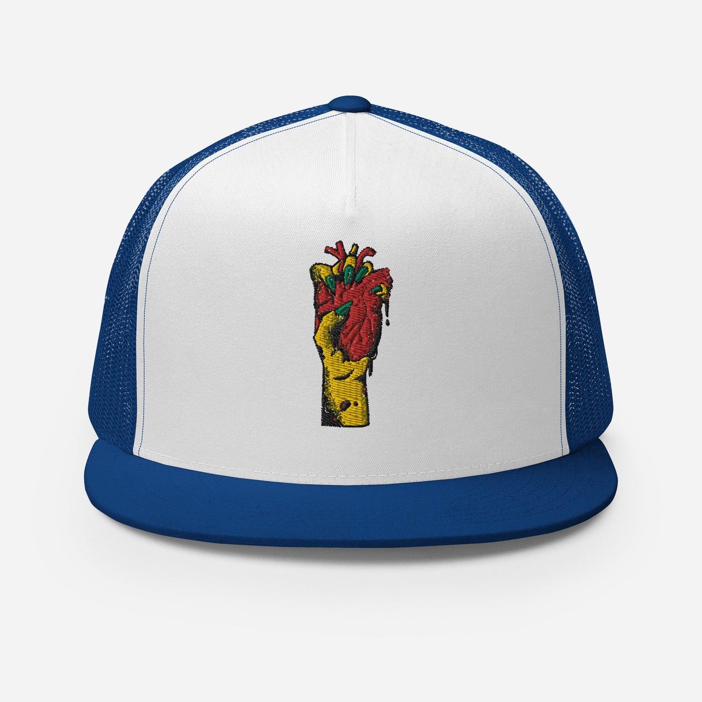 Casquette trucker unisexe – vue de face, visière courbée  - bleu royal blanc bleu royal motif brode coeur deja pris