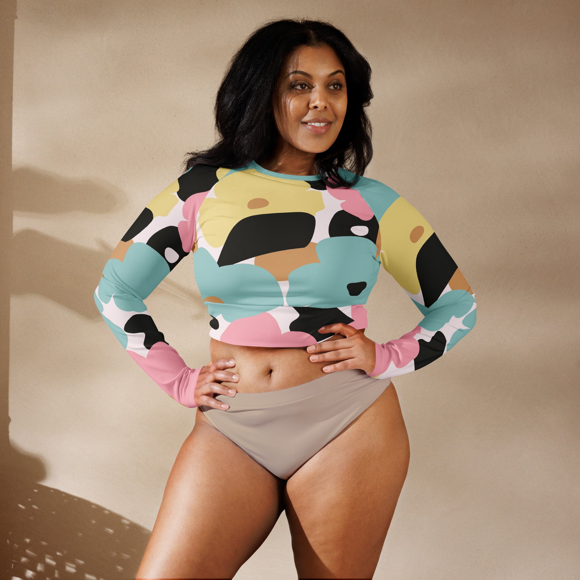 Femme portant crop top manches longues en polyester recyclé – style urbain sport détente ExtaciaFrance