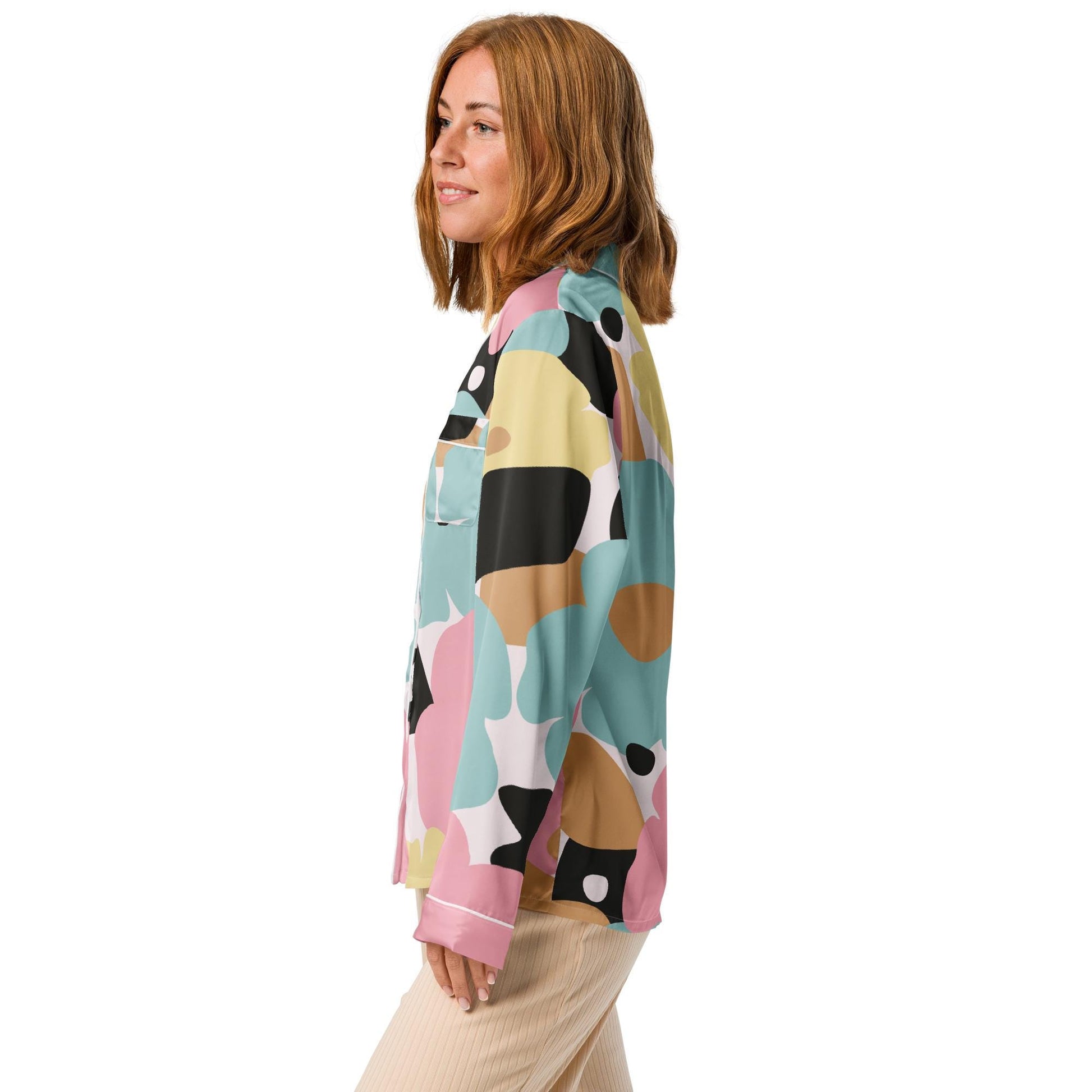 Haut de pyjama  – vue de profil, manches longues et encolure - manches courtes - fleuri, pastel – vue de face, coupe fluide