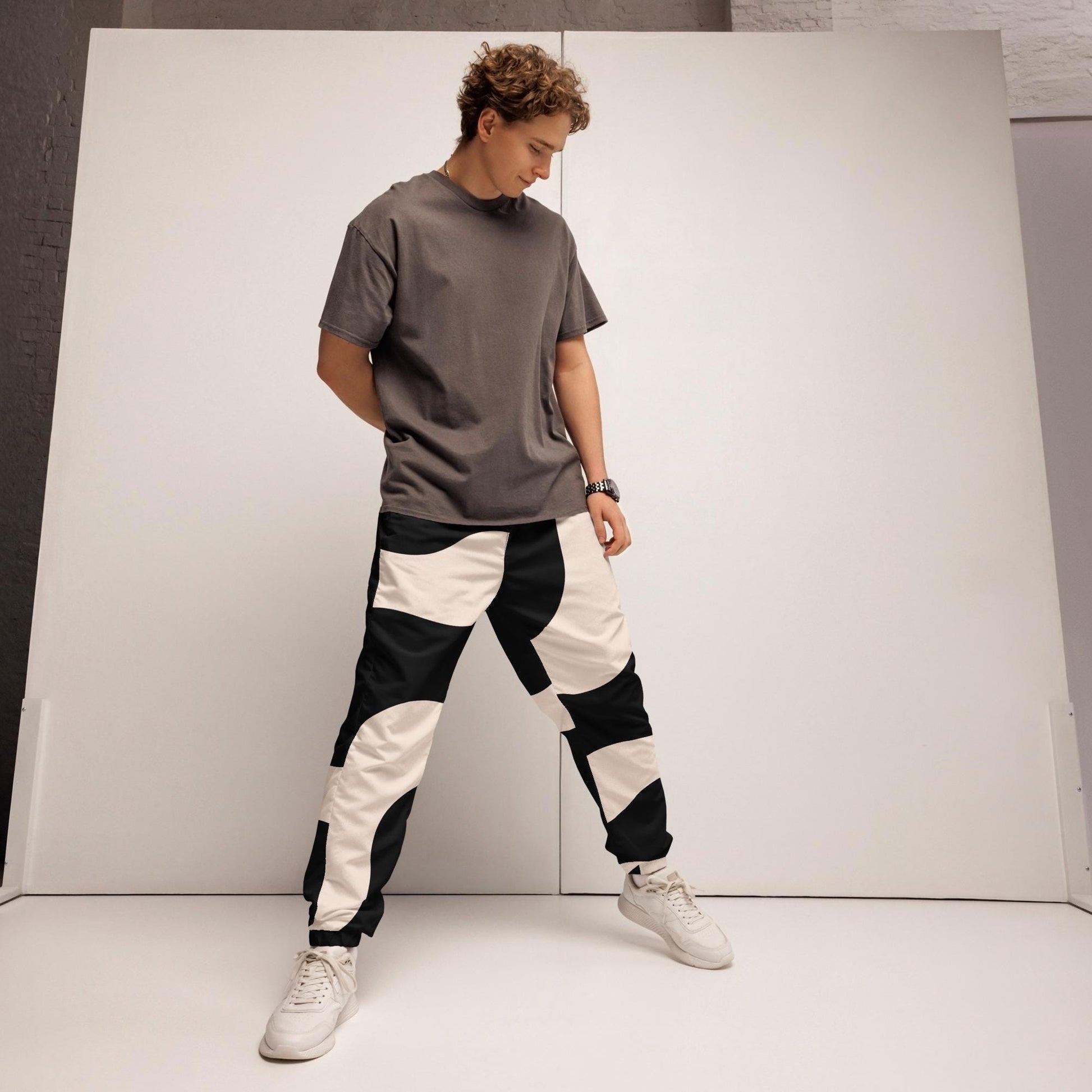 Jogger porté – usage streetwear/sport, - pantalon homme -beige et noir - imprimé graphique minimaliste