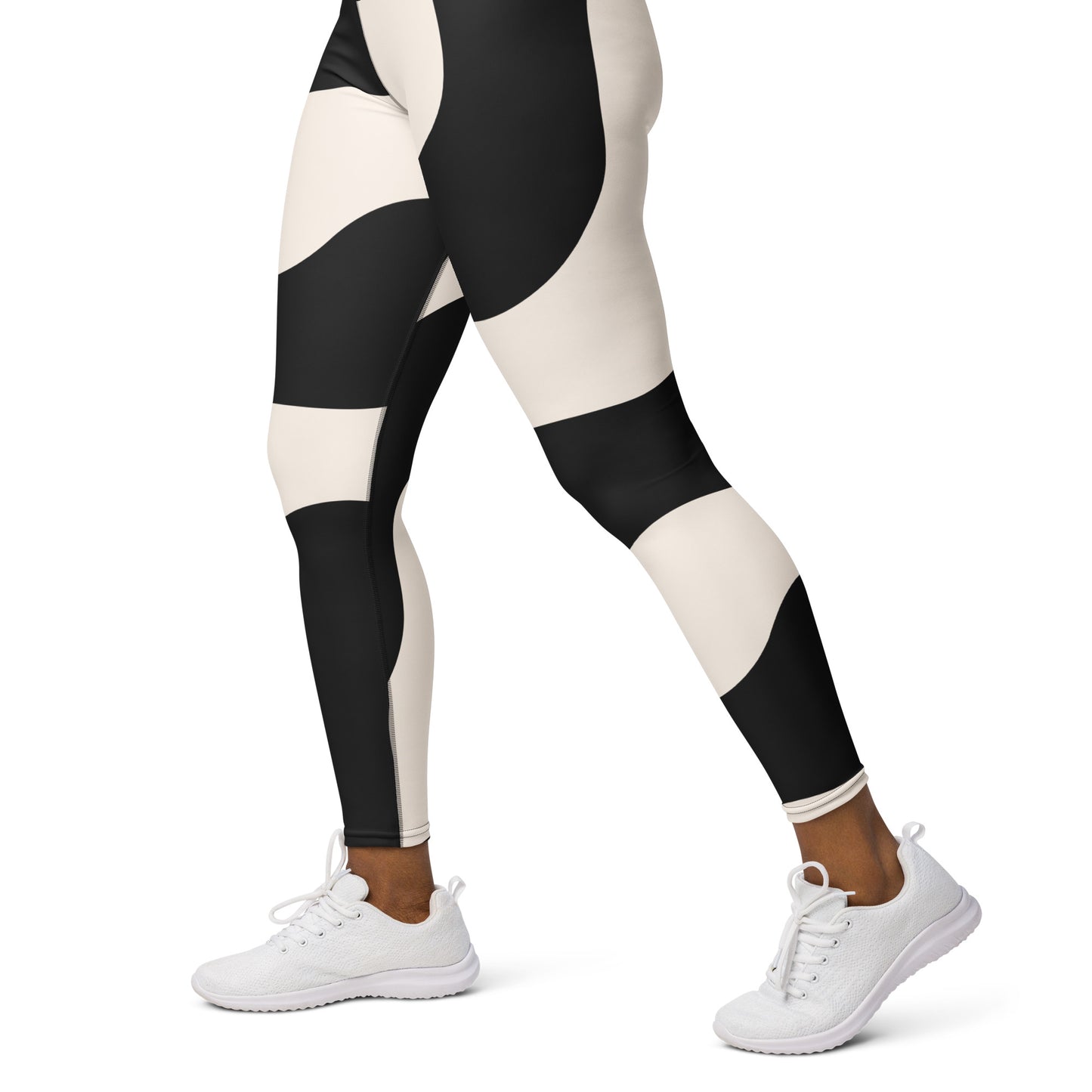 Legging de yoga femme beige et noir à ondulations - imprimé graphique minimaliste –  en posture debout (yoga/pilates) – opaque en flexion