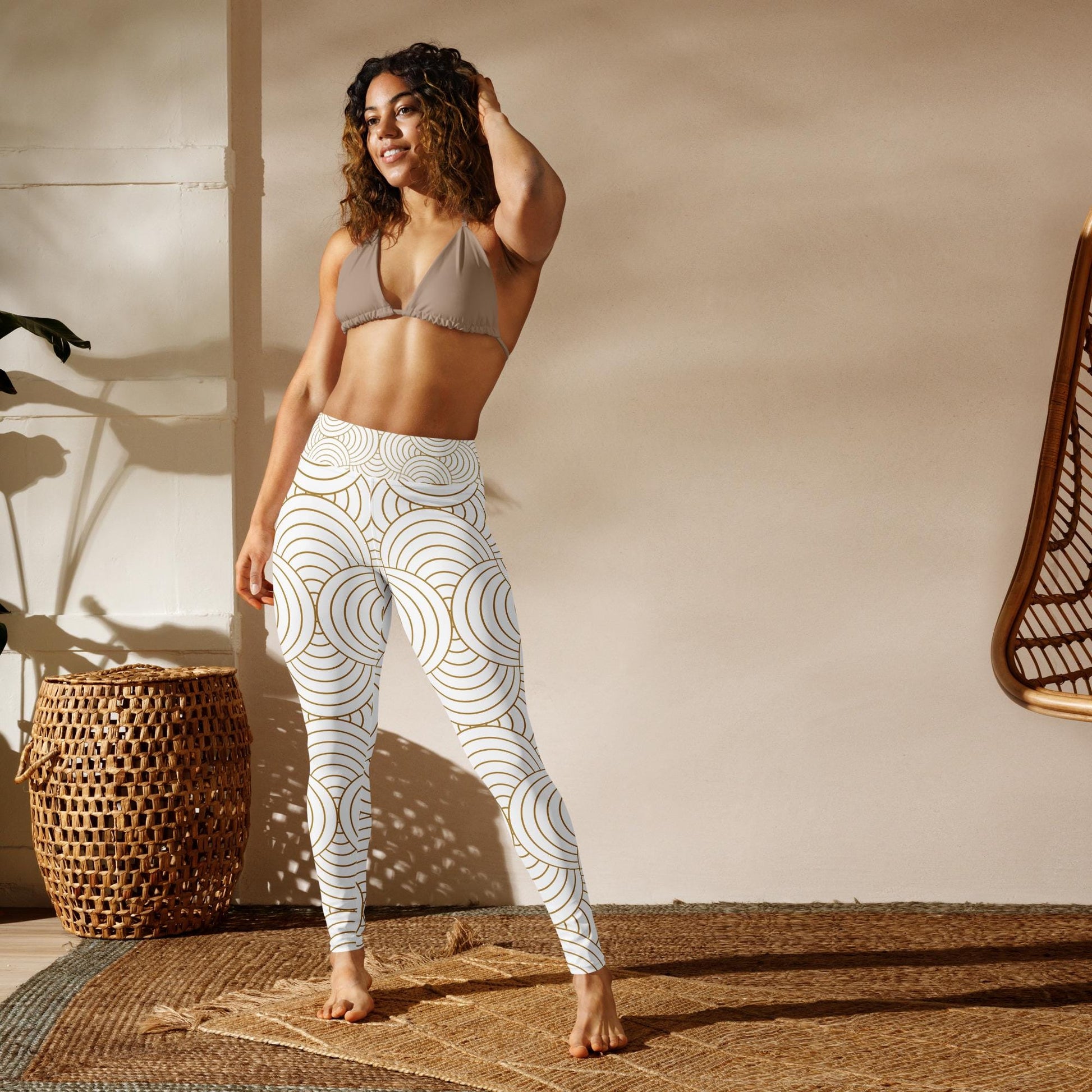 Legging de yoga femme blanc et or - imprimé graphique minimaliste – vue de face, taille haute et coupe près du corps
