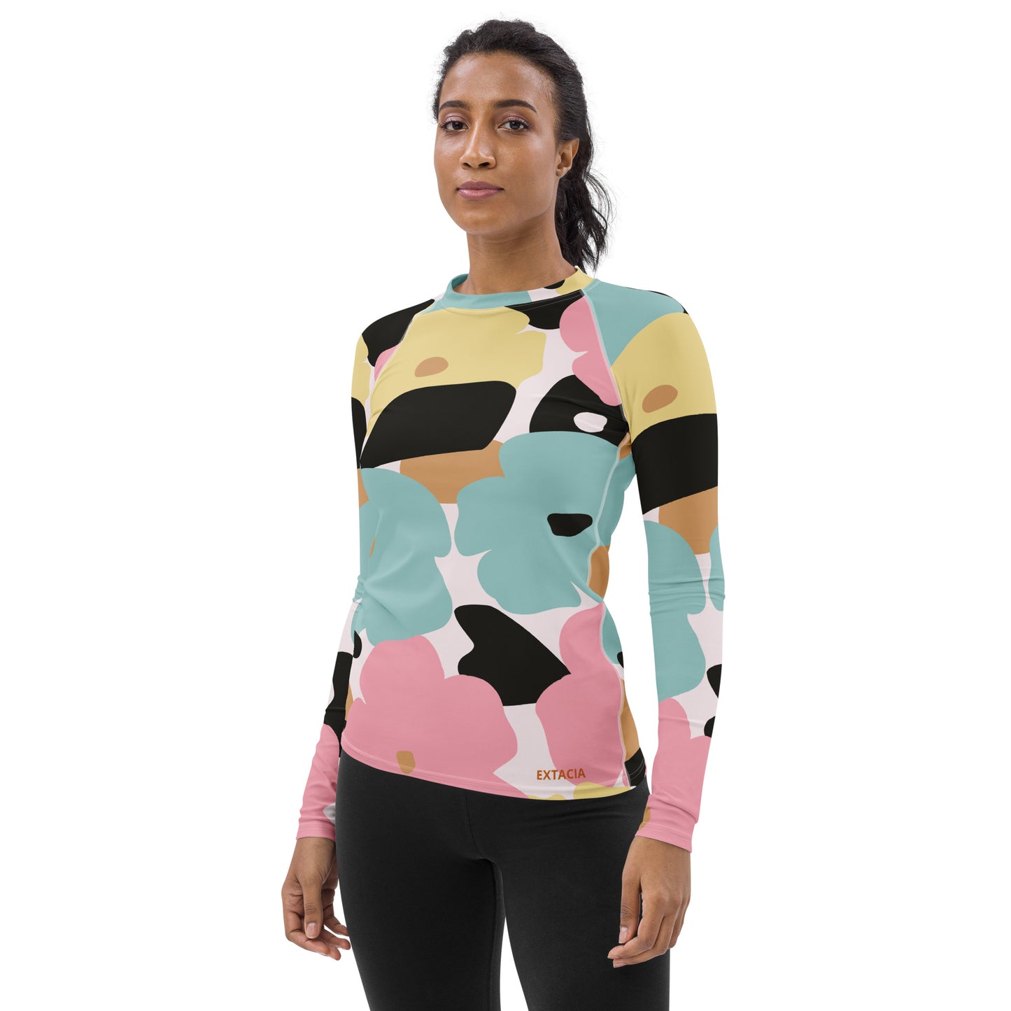 Rash guard femme - fleuri, pastel , nature minimaliste – vue de profil, respirant et **séchage rapide**  - Détail maille technique, confort près du corps