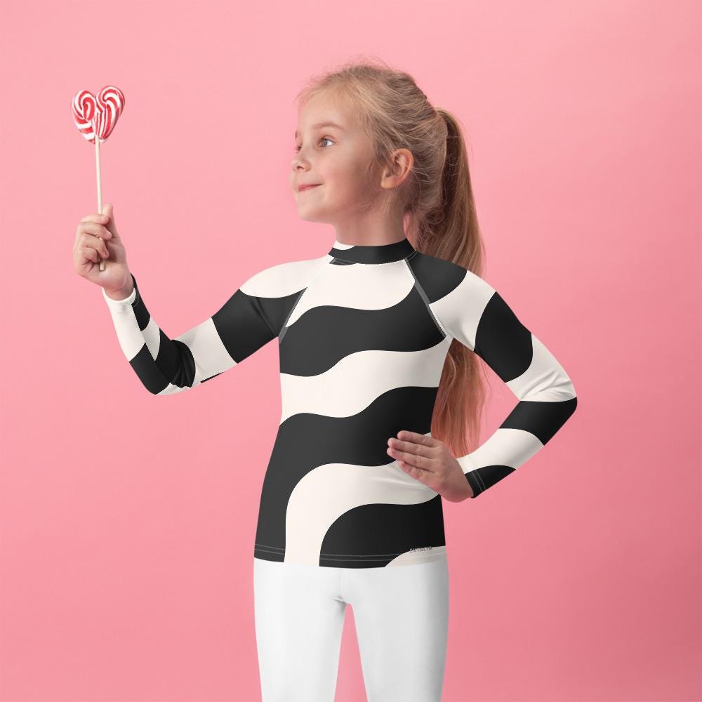 Rash guard petite fille –beige et noir à ondulations graphique minimaliste - vue de face, compression légère