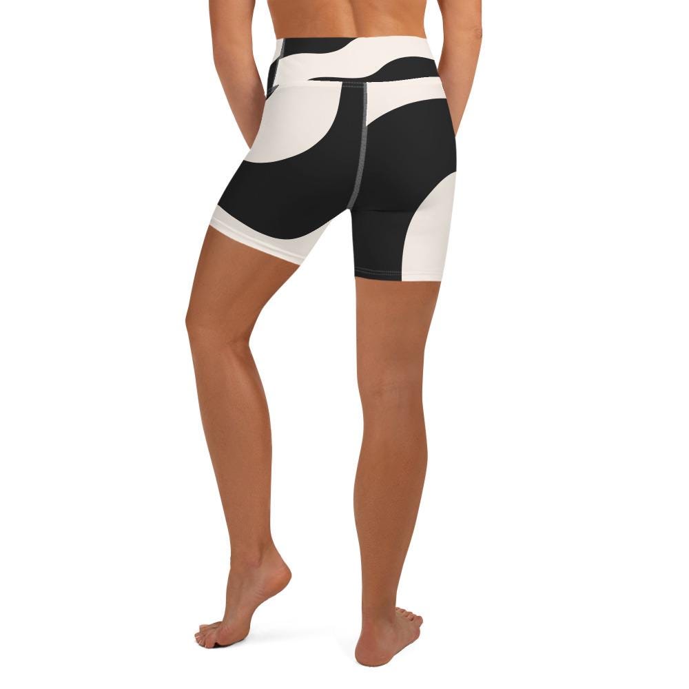 Short legging de yoga femme - beige et noir graphique à ondulations, minimaliste - – vue de dos, finitions propres et ourlets