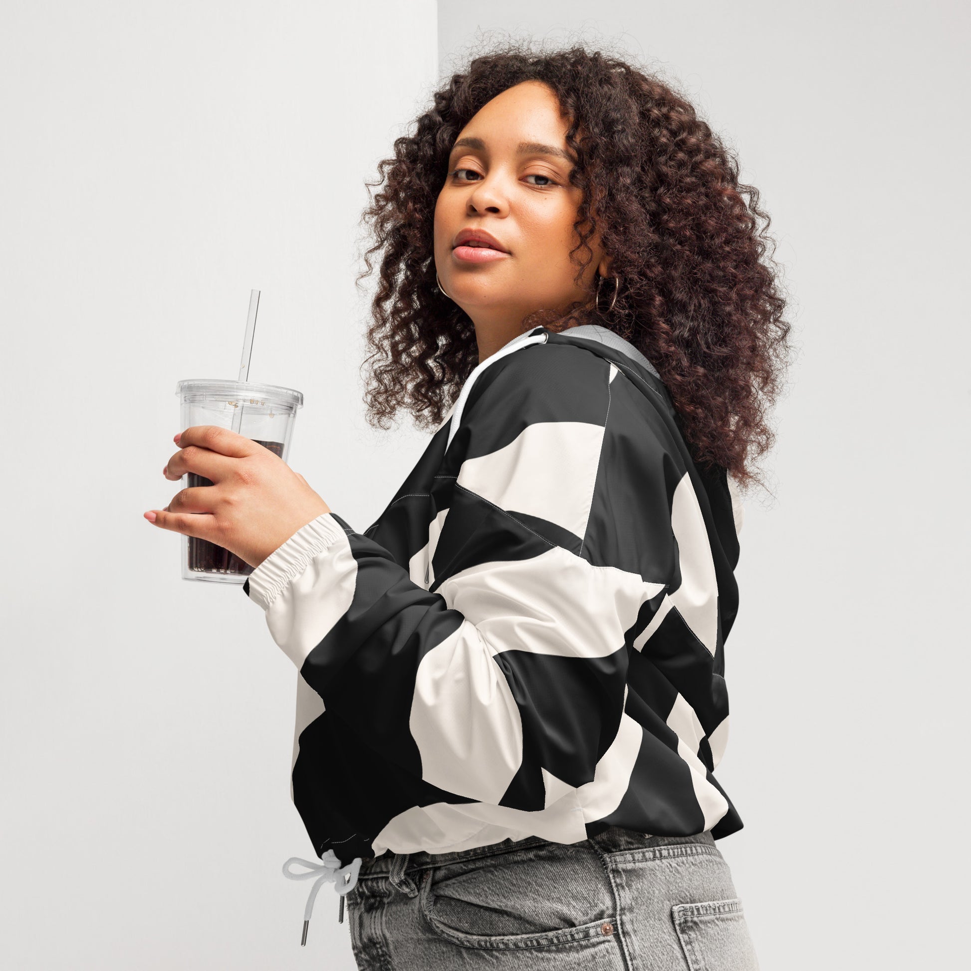 Veste coupe-vent femme, Noir et Beige – vue de profil, coupe courte avec capuche