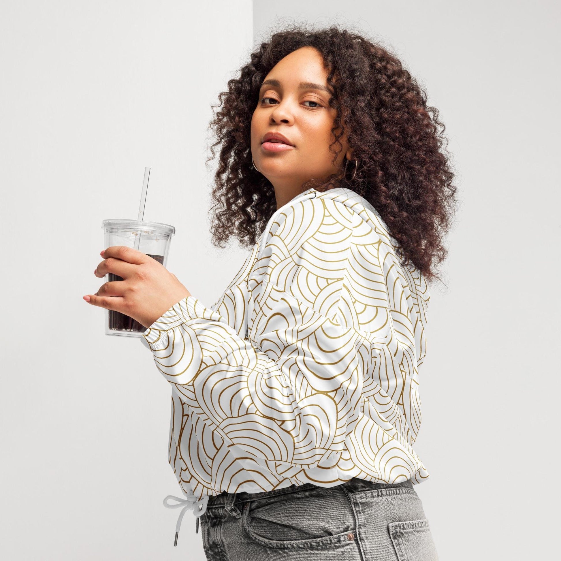 Veste coupe-vent femme blanc et or portée en look urbain, style crop top