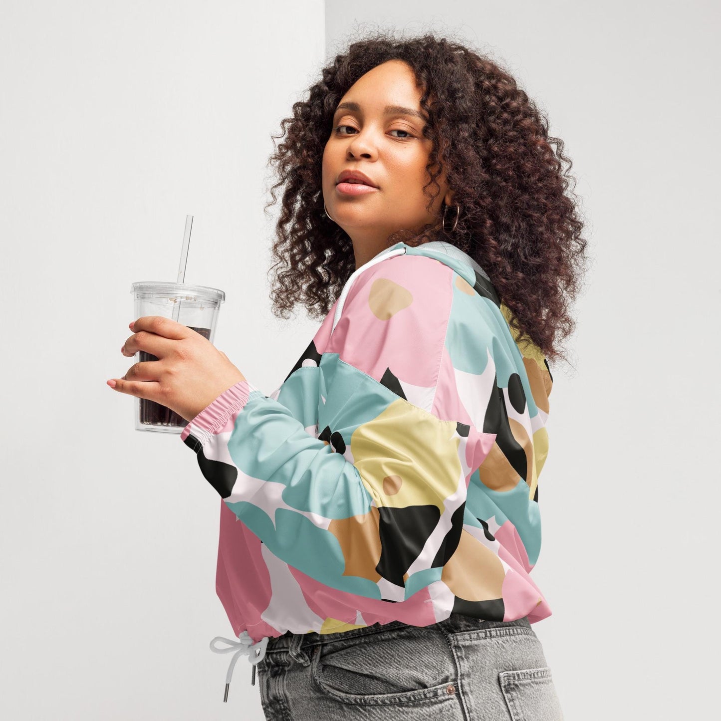 Veste coupe-vent femme fleuri, pastel, portée en look urbain, style crop top