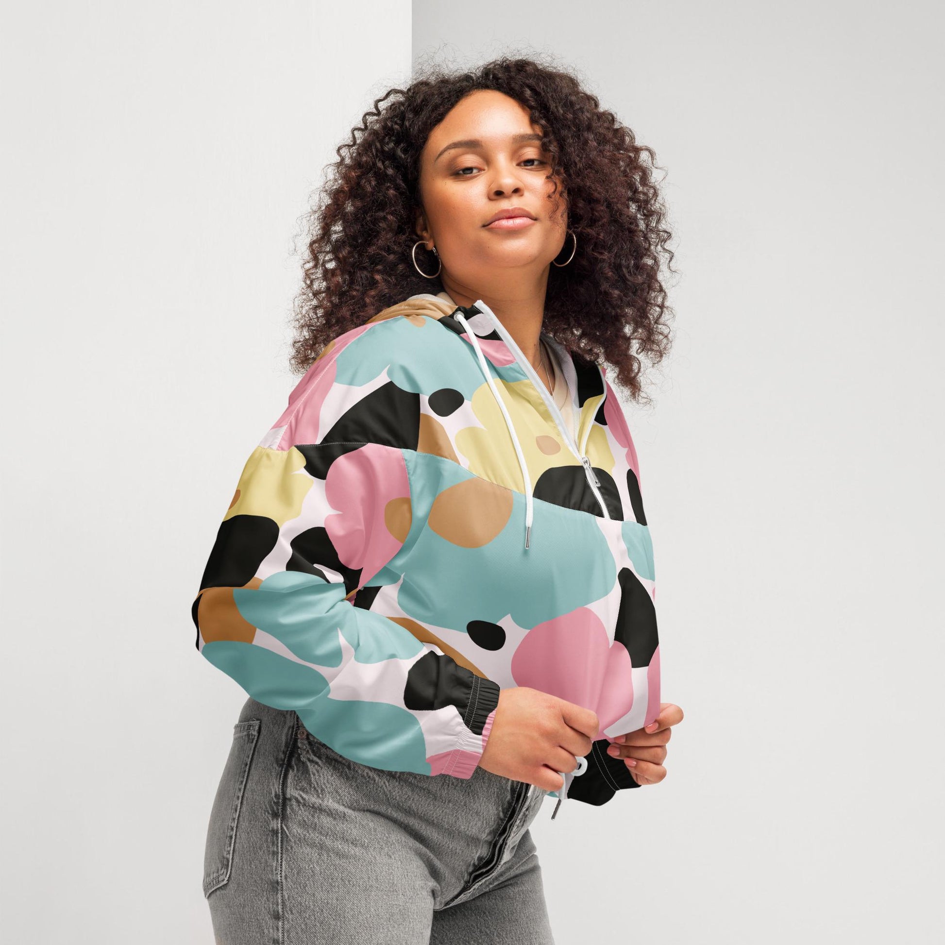 Veste coupe-vent femme fleuri, pastel – vue de profil, coupe courte avec capuche