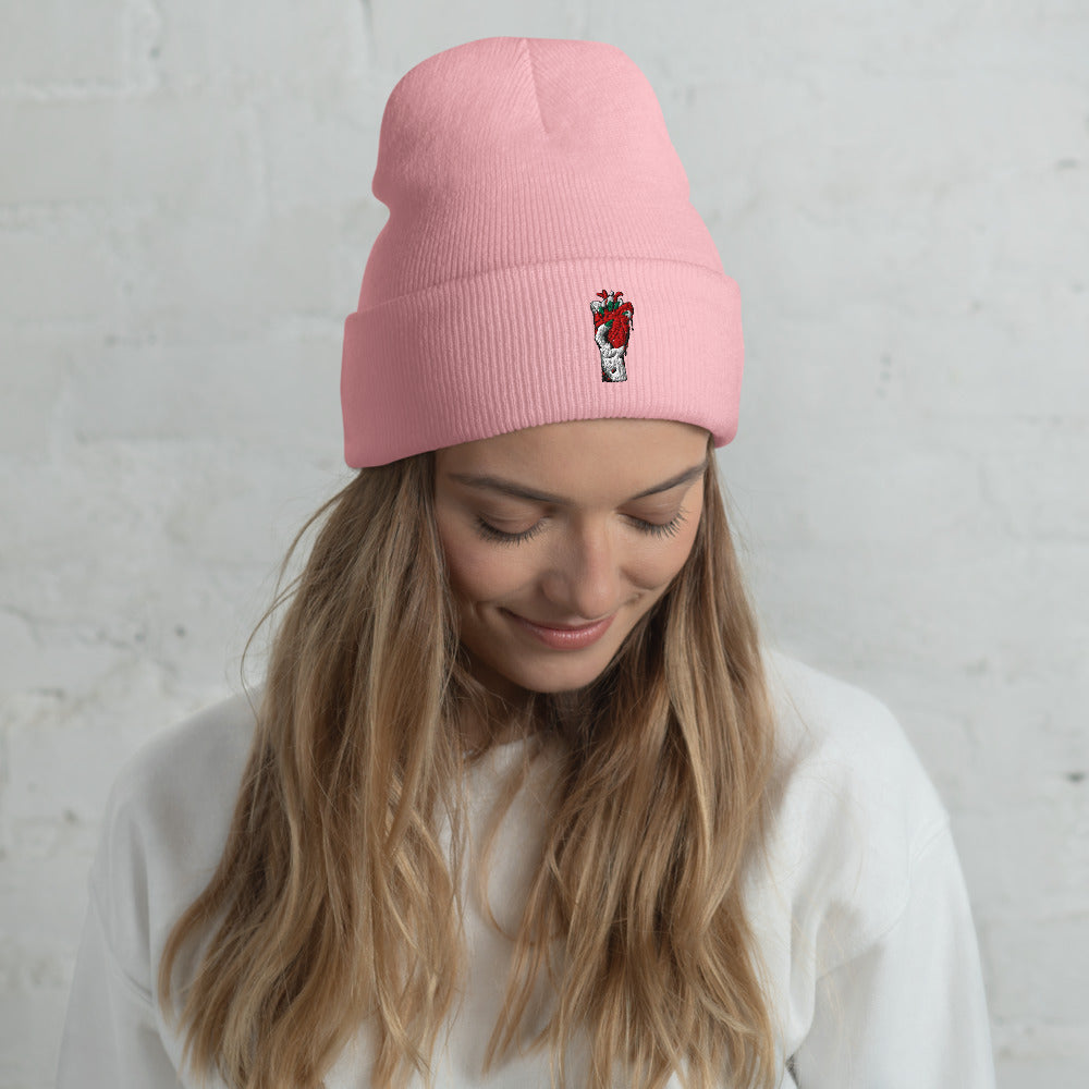 Bonnet {couleur} porté en extérieur – look urbain, style minimaliste - rose - Coeur déjà pris