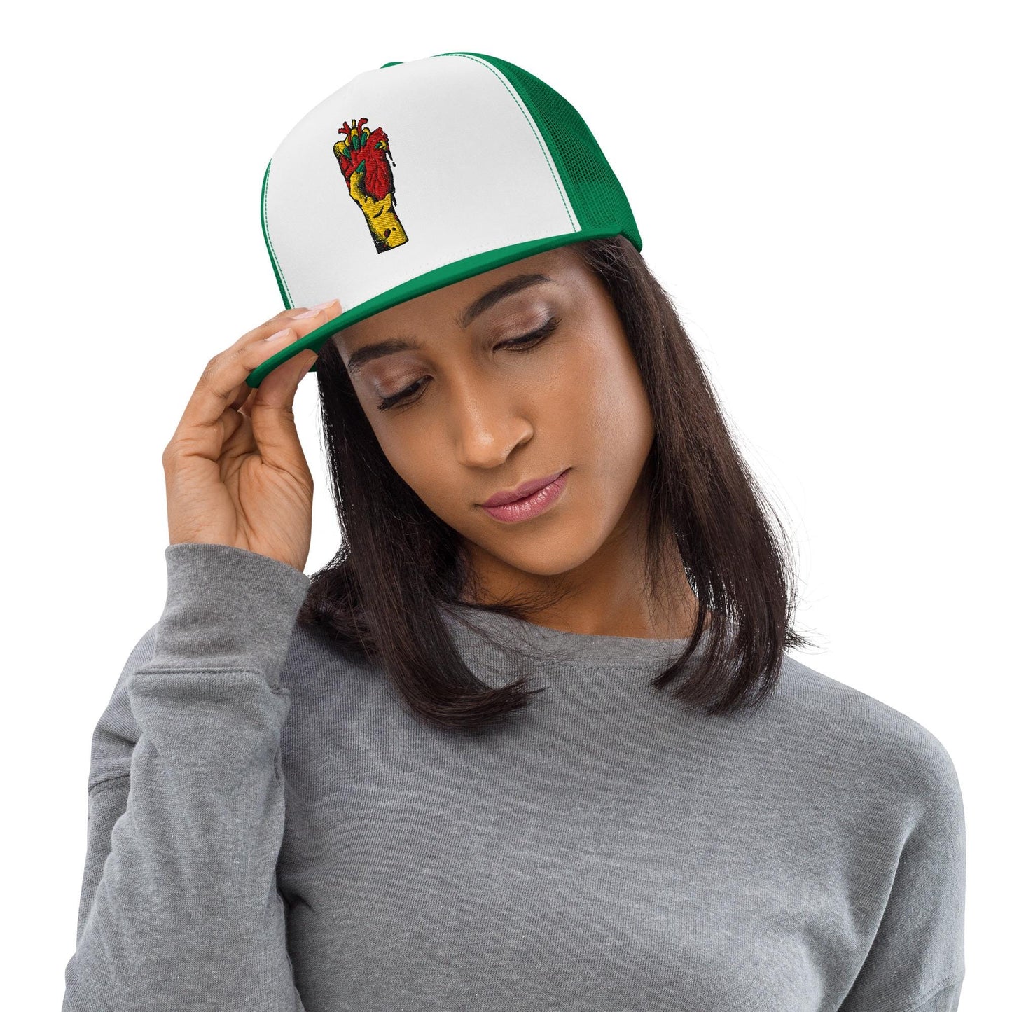 Casquette trucker portée en ville – style minimaliste - vert blanc vert motif brode coeur deja pris