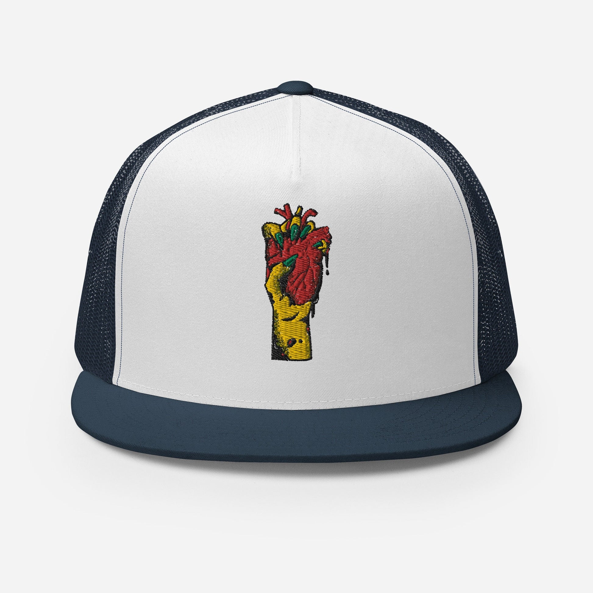 Casquette trucker unisexe – vue de face, visière courbée  - bleu marine blanc bleu marine motif brode coeur deja pris