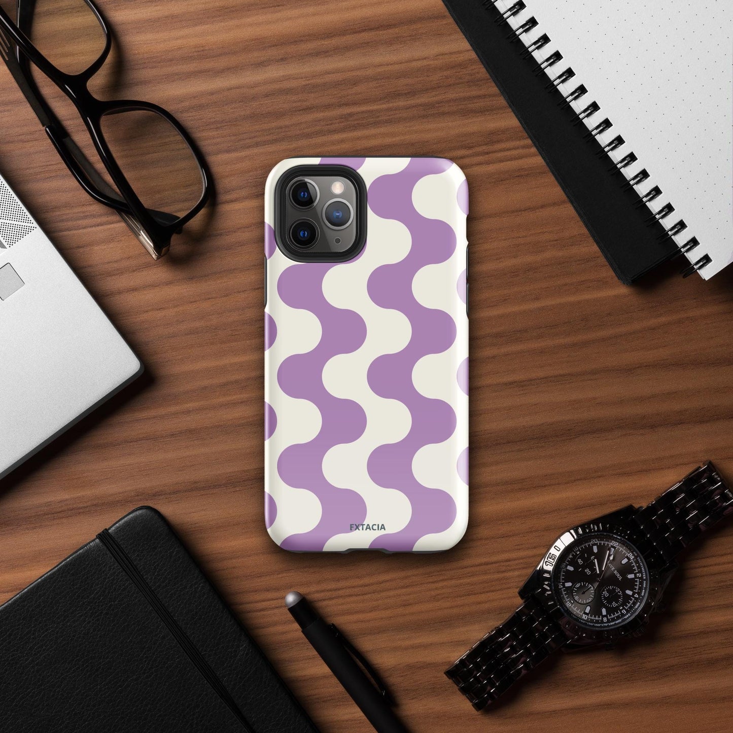 Coque iPhone rigide double-couche anti-choc – blanc et violet à ondulations graphique minimaliste - Zoom sur caméra protégée coque rigide ExtaciaFrance