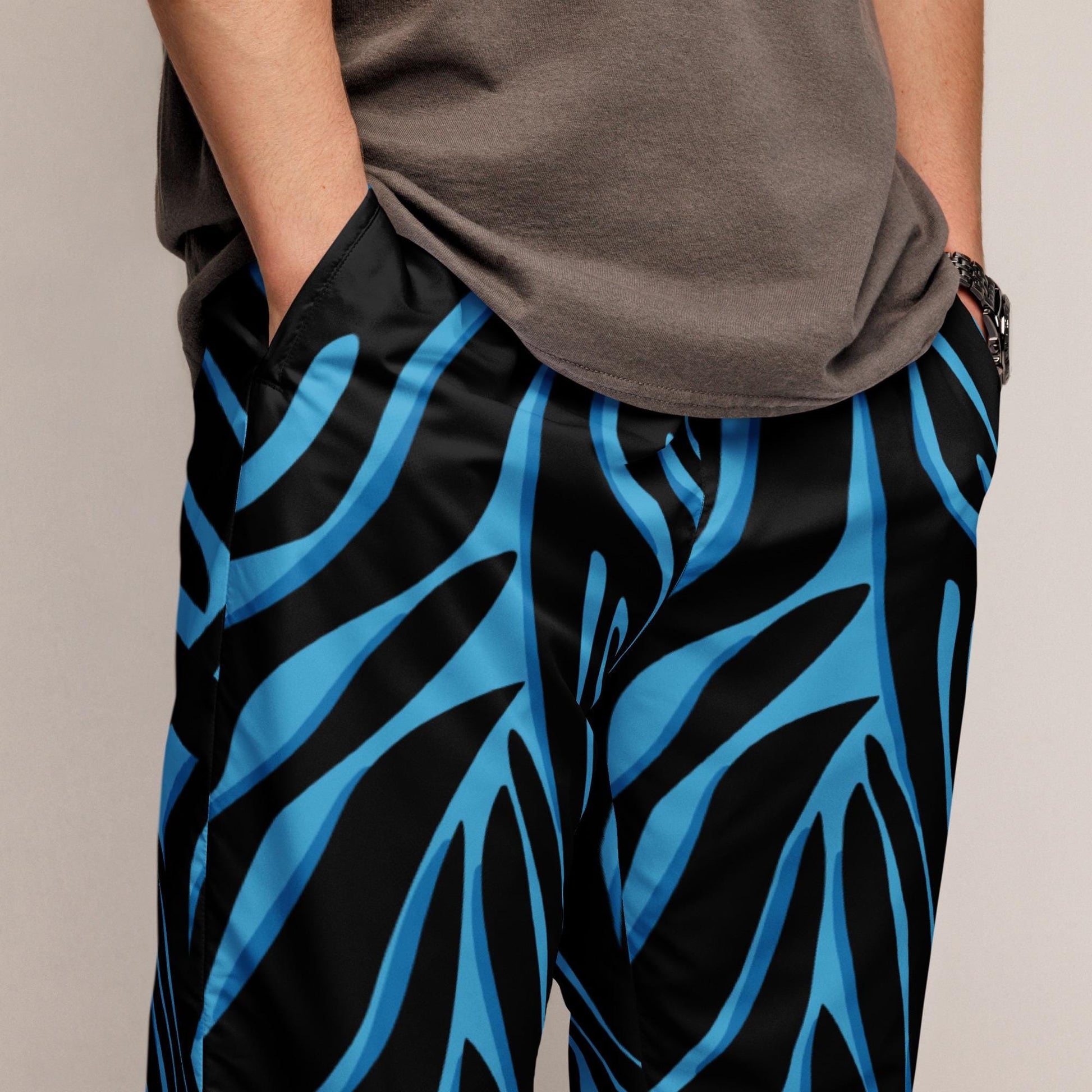 Détail **motif imprimé** et texture du tissu - pantalon homme -bleu et noir - imprimé animal minimaliste