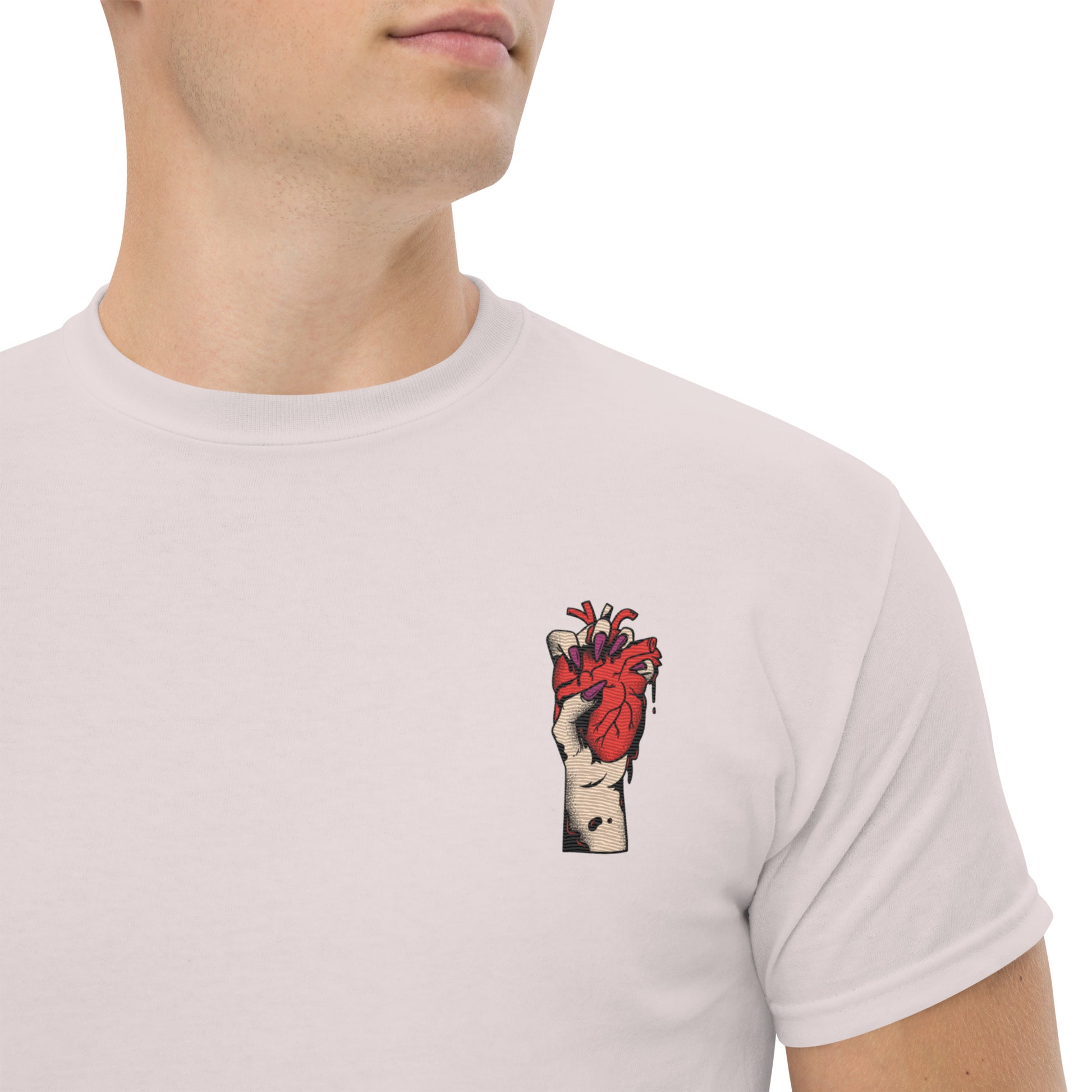 Gros plan broderie et maille coton, rendu net -homme - natural - coeur déjà pris