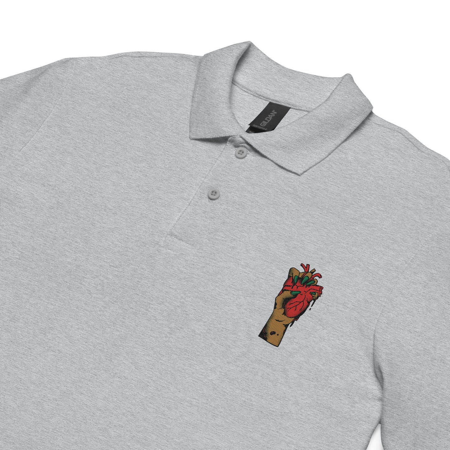 Gros plan broderie et maille piquée, finitions - motif brodé - coeur deja pris - gris