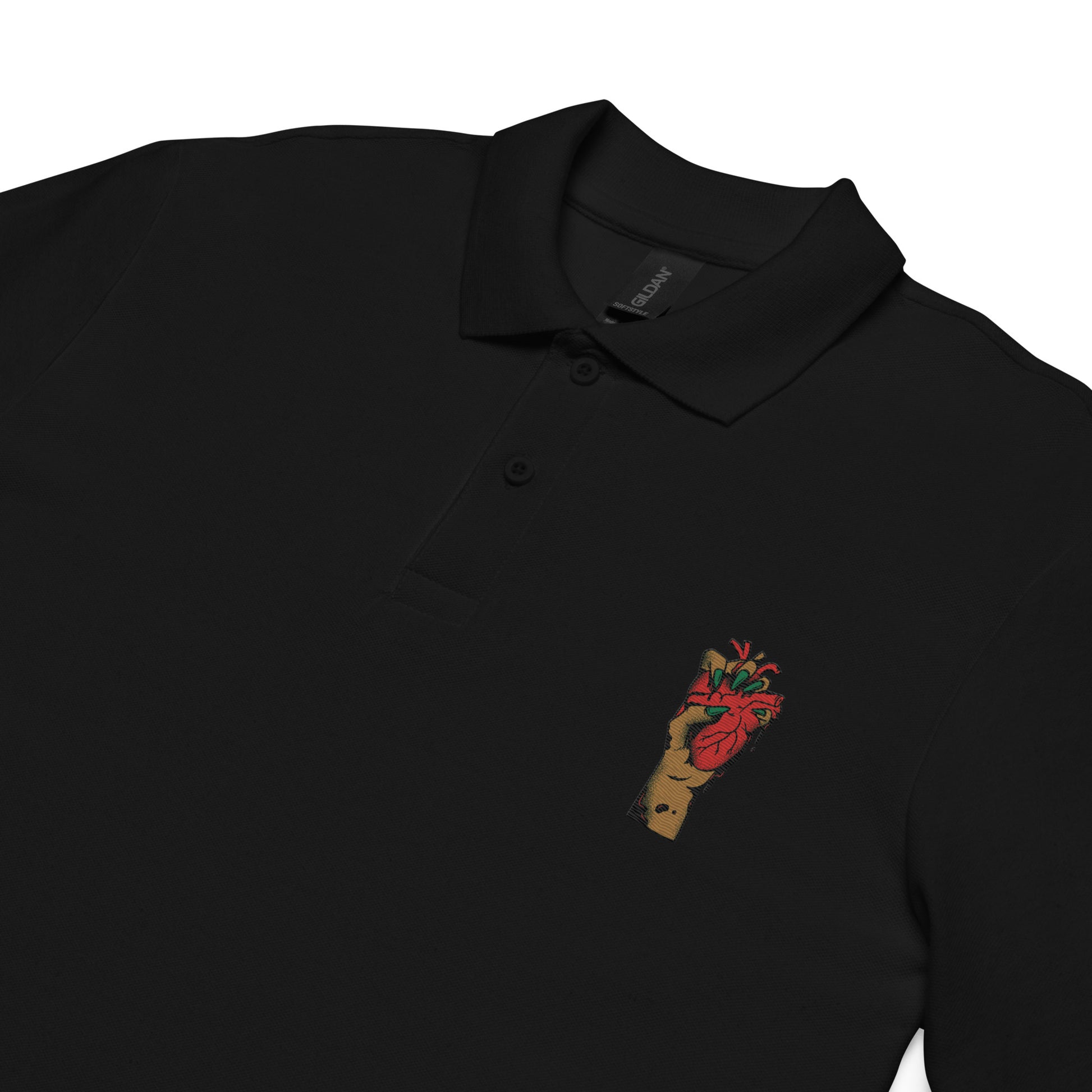 Gros plan broderie et maille piquée, finitions - motif brodé - coeur deja pris - noir