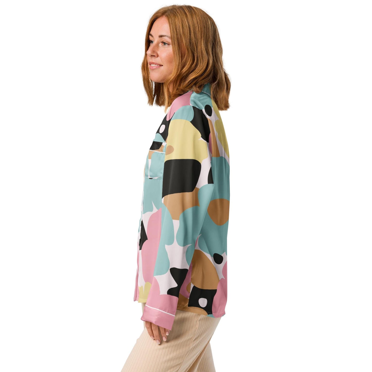 Haut de pyjama  – vue de profil, manches longues et encolure - manches courtes - fleuri, pastel – vue de face, coupe fluide