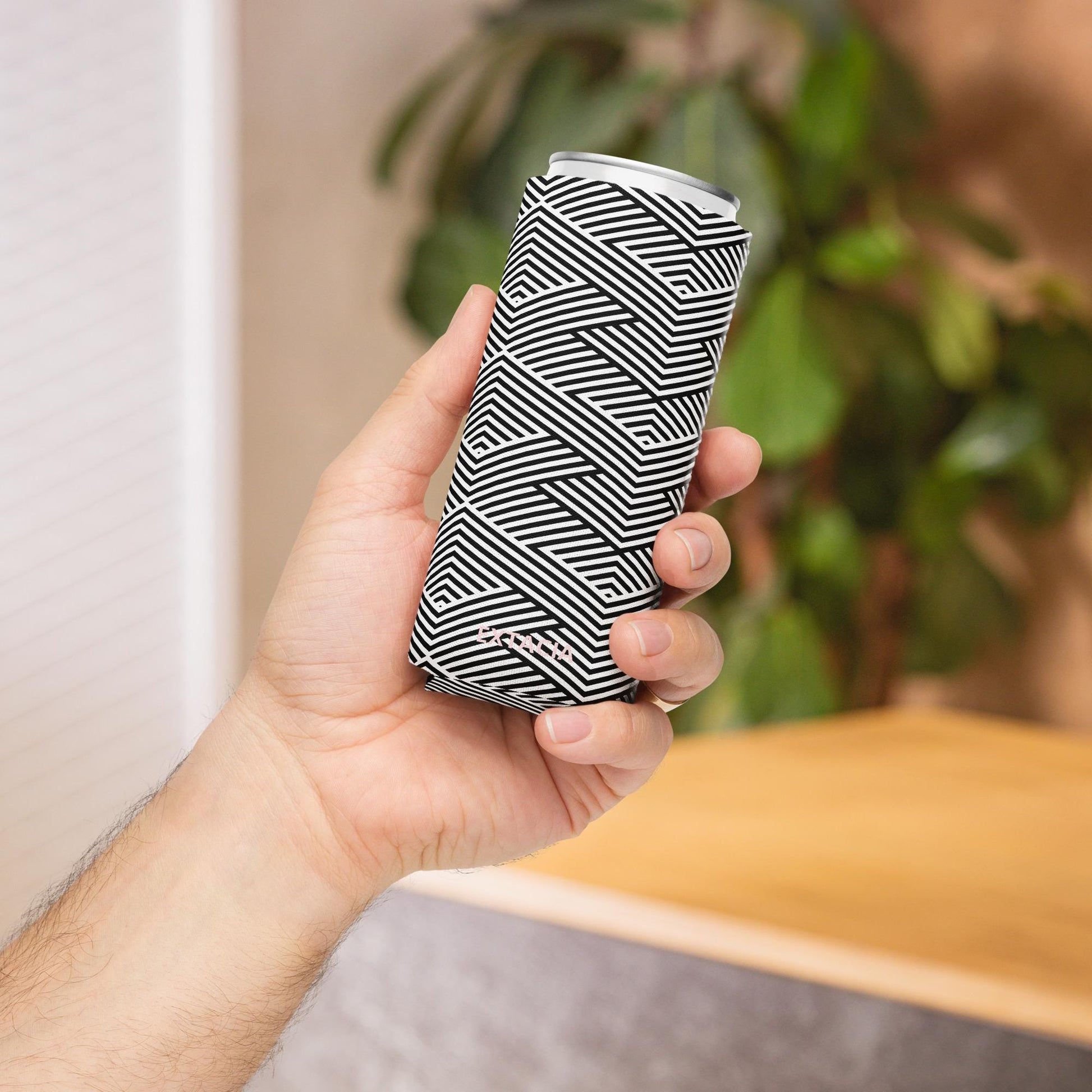 Housse isotherme manchon refroidisseur – blanc et noir à rayures graphique minimaliste - slim 12 oz - Zoom sur ouverture et compatibilité – housse isotherme manchon refroidisseur ExtaciaFrance