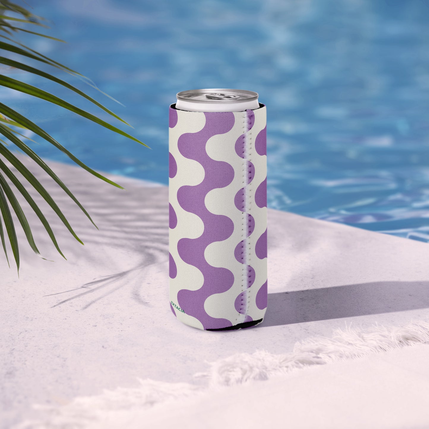 Housse isotherme manchon refroidisseur – blanc et violet à ondulations graphique minimaliste - slim 12 oz - Zoom sur ouverture et compatibilité – housse isotherme manchon refroidisseur ExtaciaFrance
