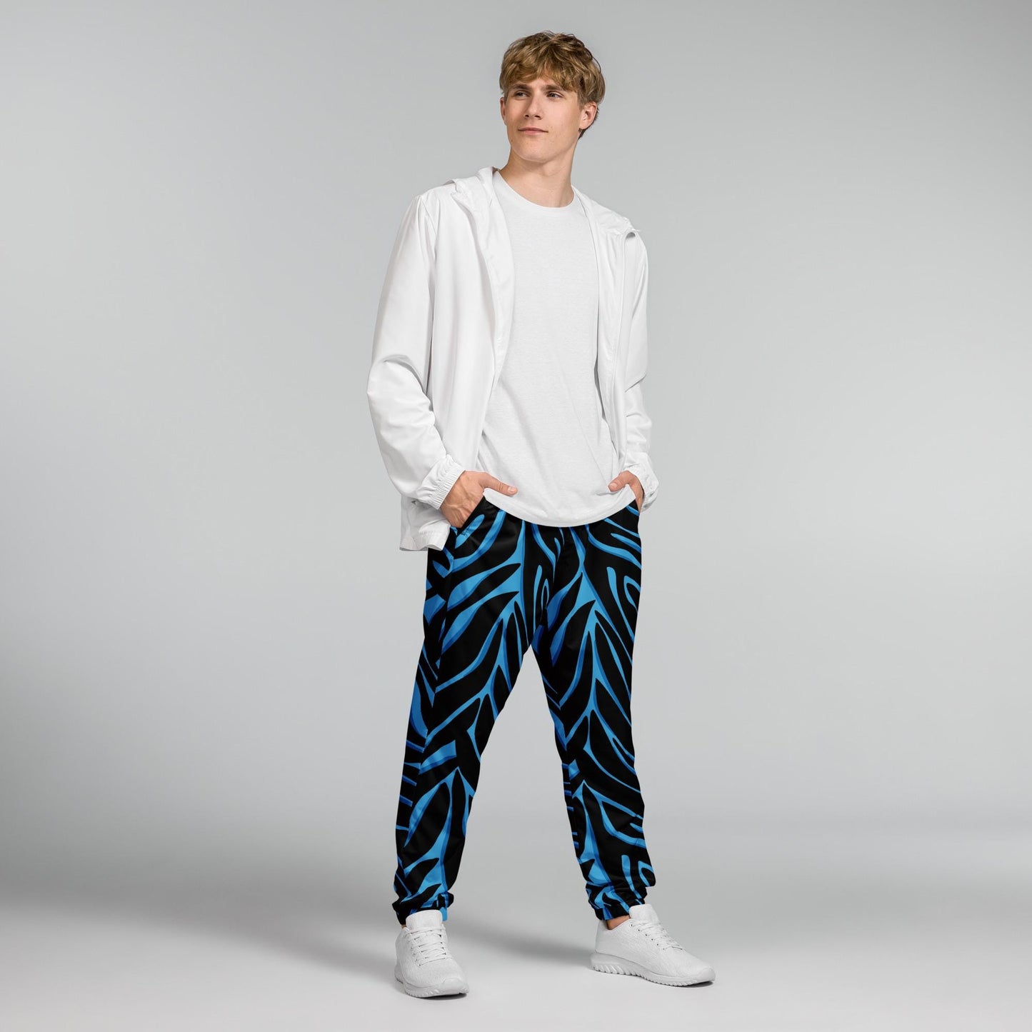 Jogger homme – vue de profil, tombé et aisance de mouvement - bleu et noir - imprimé animal minimaliste
