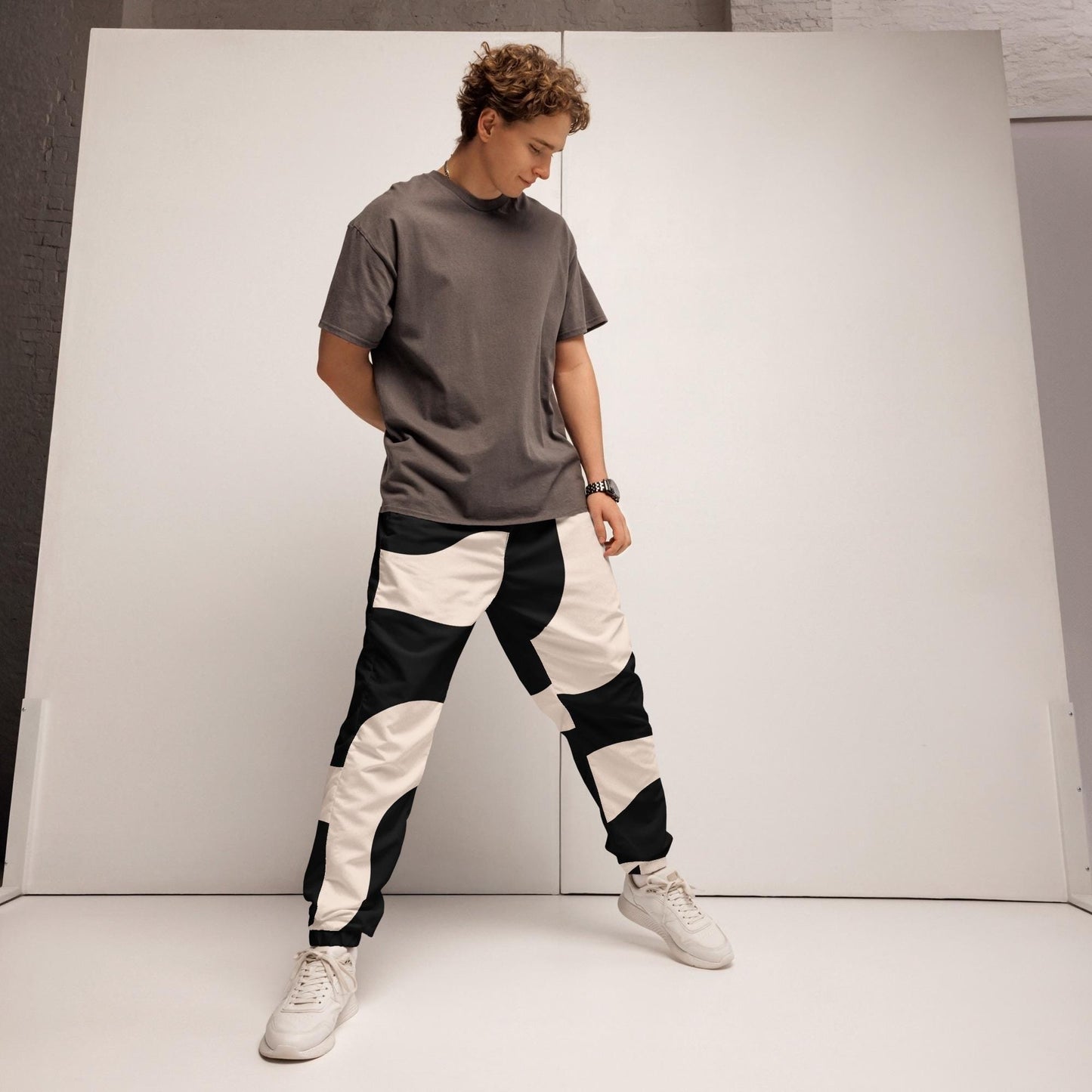 Jogger porté – usage streetwear/sport, - pantalon homme -beige et noir - imprimé graphique minimaliste