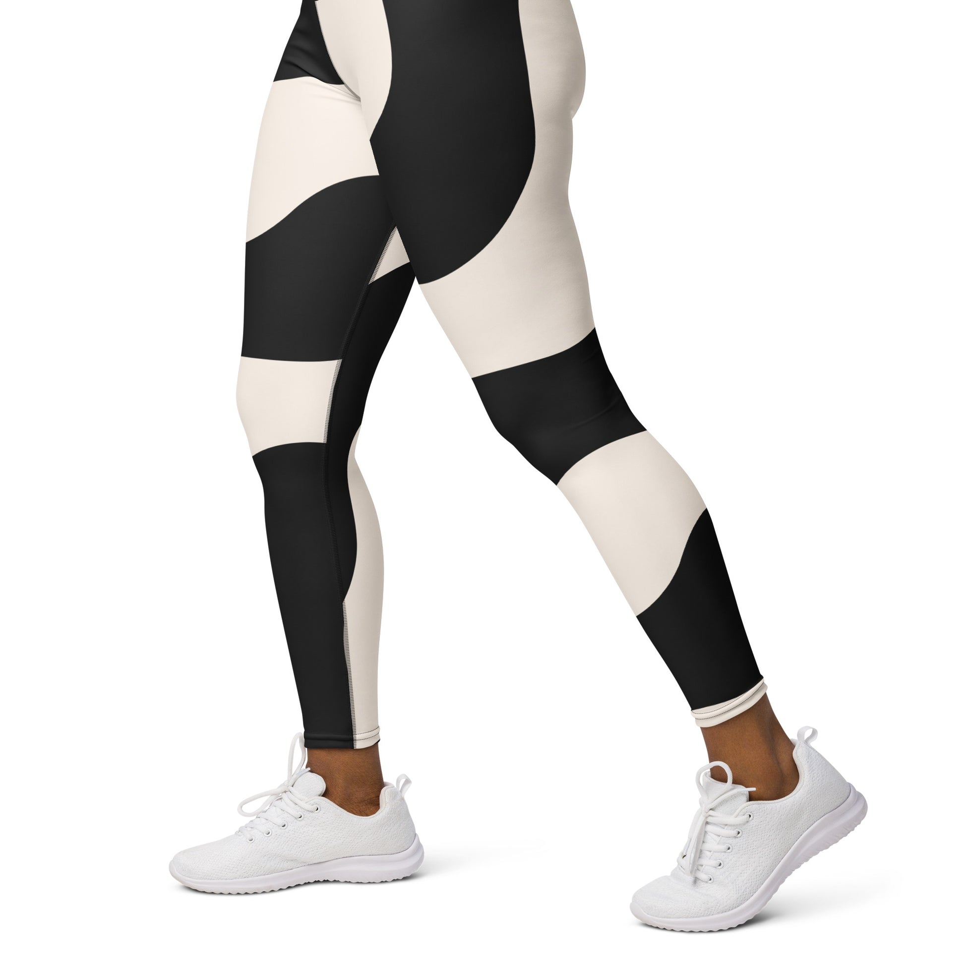 Legging de yoga femme beige et noir à ondulations - imprimé graphique minimaliste –  en posture debout (yoga/pilates) – opaque en flexion