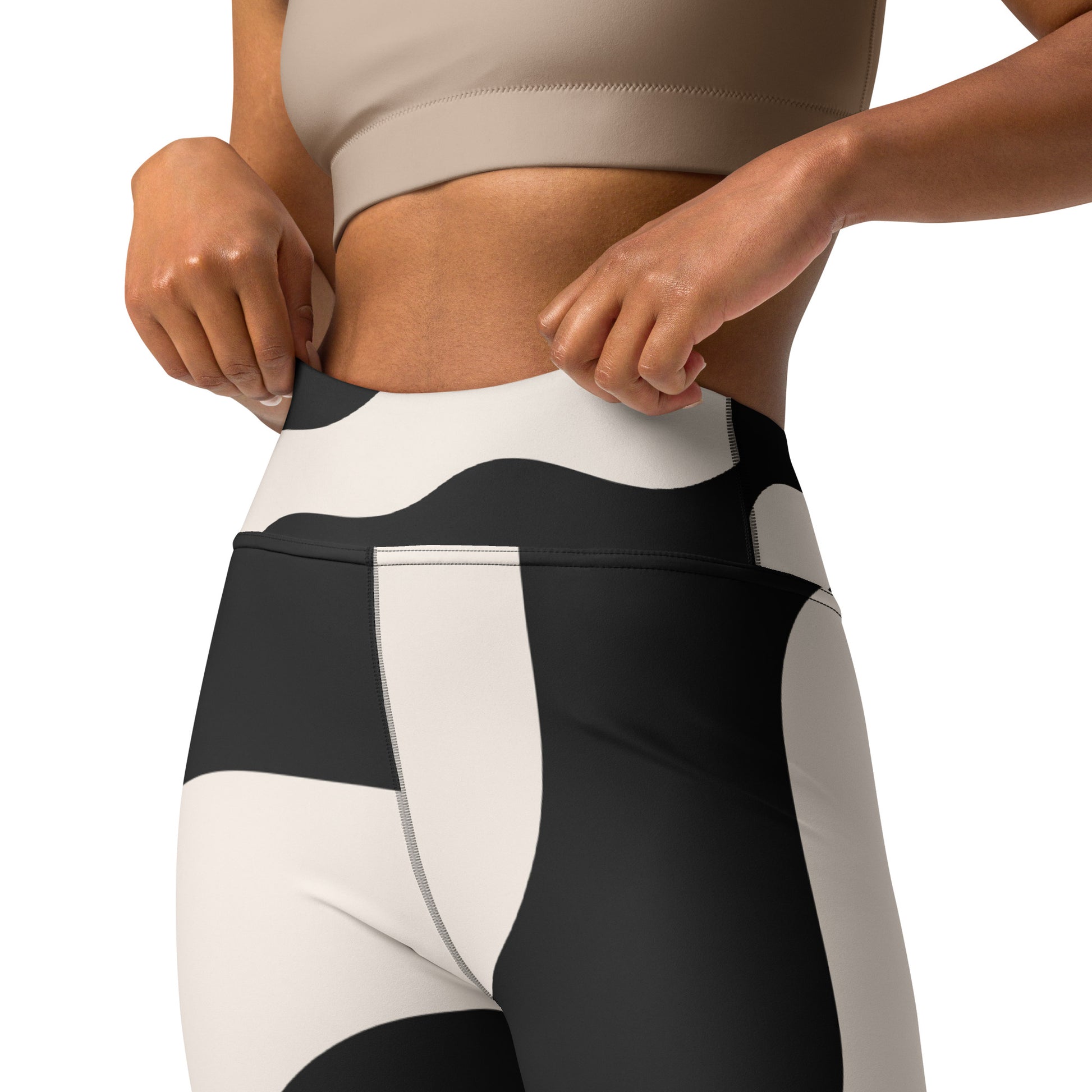 Legging de yoga femme beige et noir à ondulations - imprimé graphique minimaliste –  en posture (yoga/pilates) – opaque en flexion