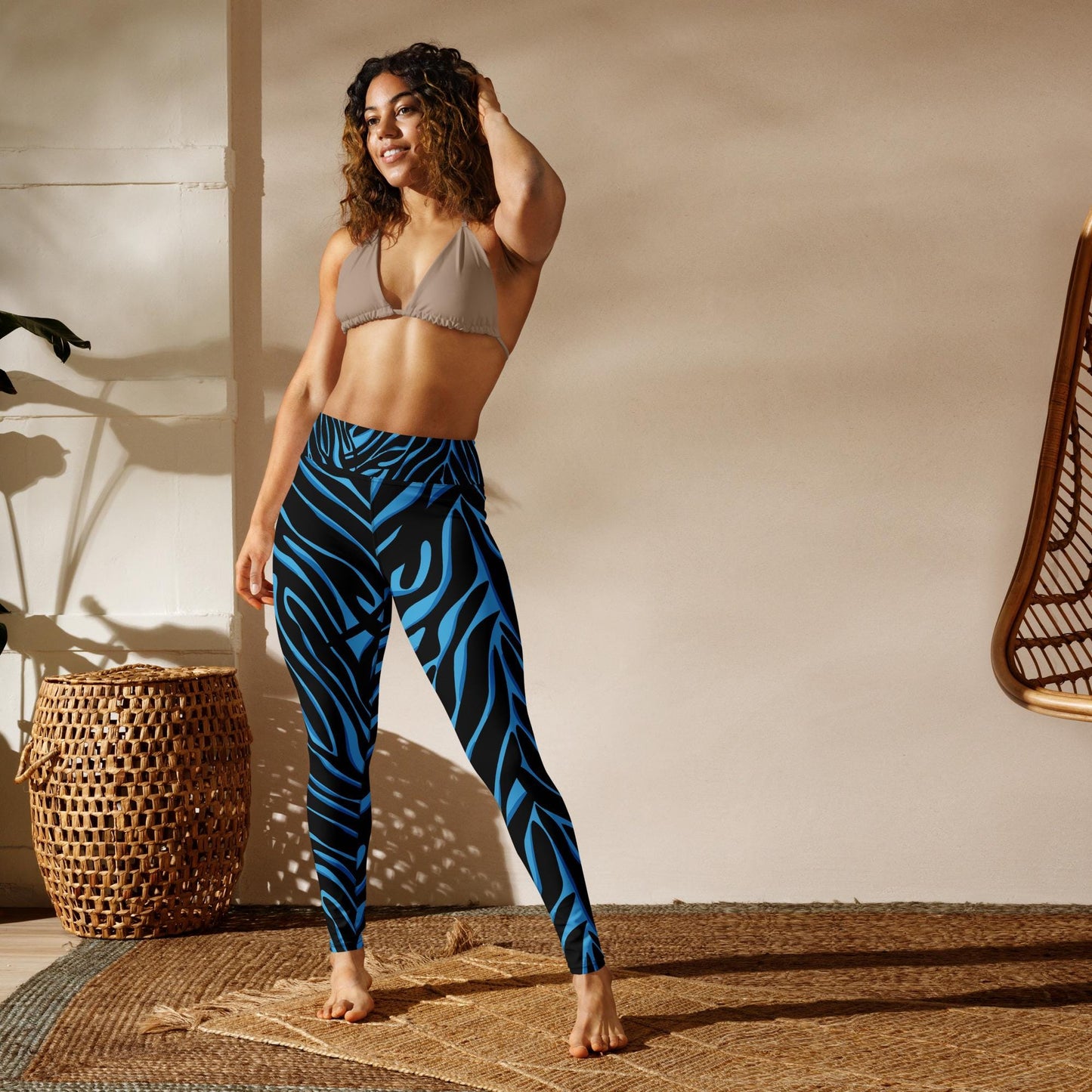 Legging de yoga femme bleu et noir - imprimé animal minimaliste – vue de face, taille haute et coupe près du corps