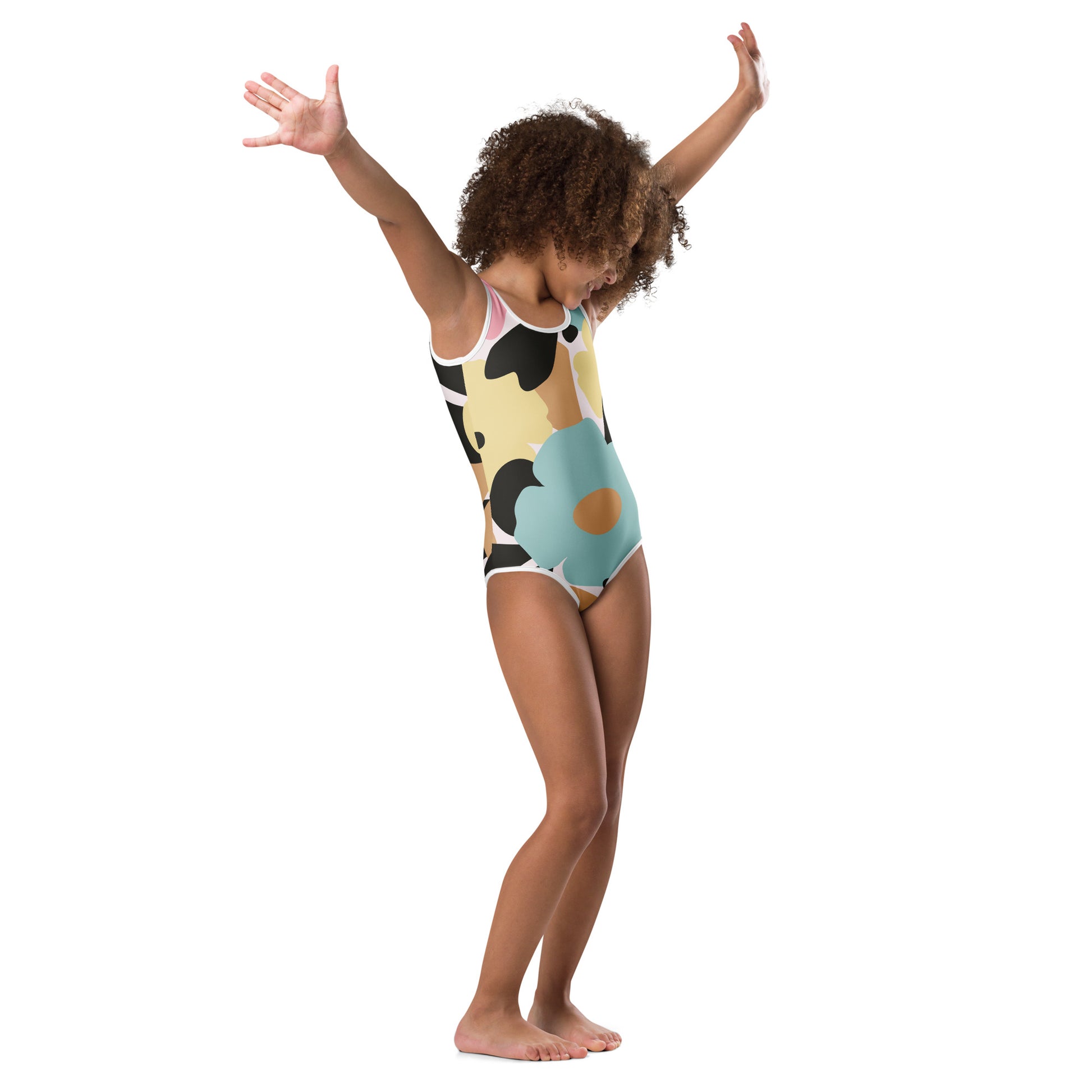 Maillot de bain enfant - fleuri pastel, nature minimaliste – vue de profil, aisance en mouvement