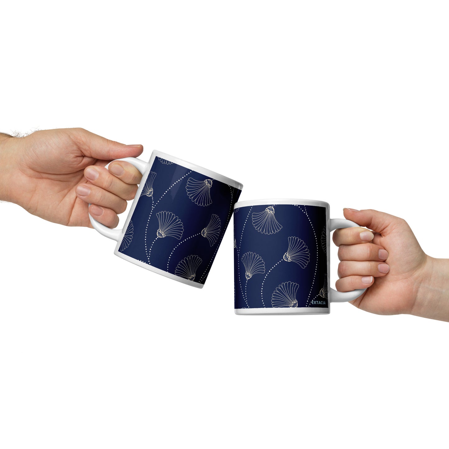 Mug en céramique  design bleu fleuri nature minimaliste – Mug en céramique posé sur un bureau – usage quotidien au travail