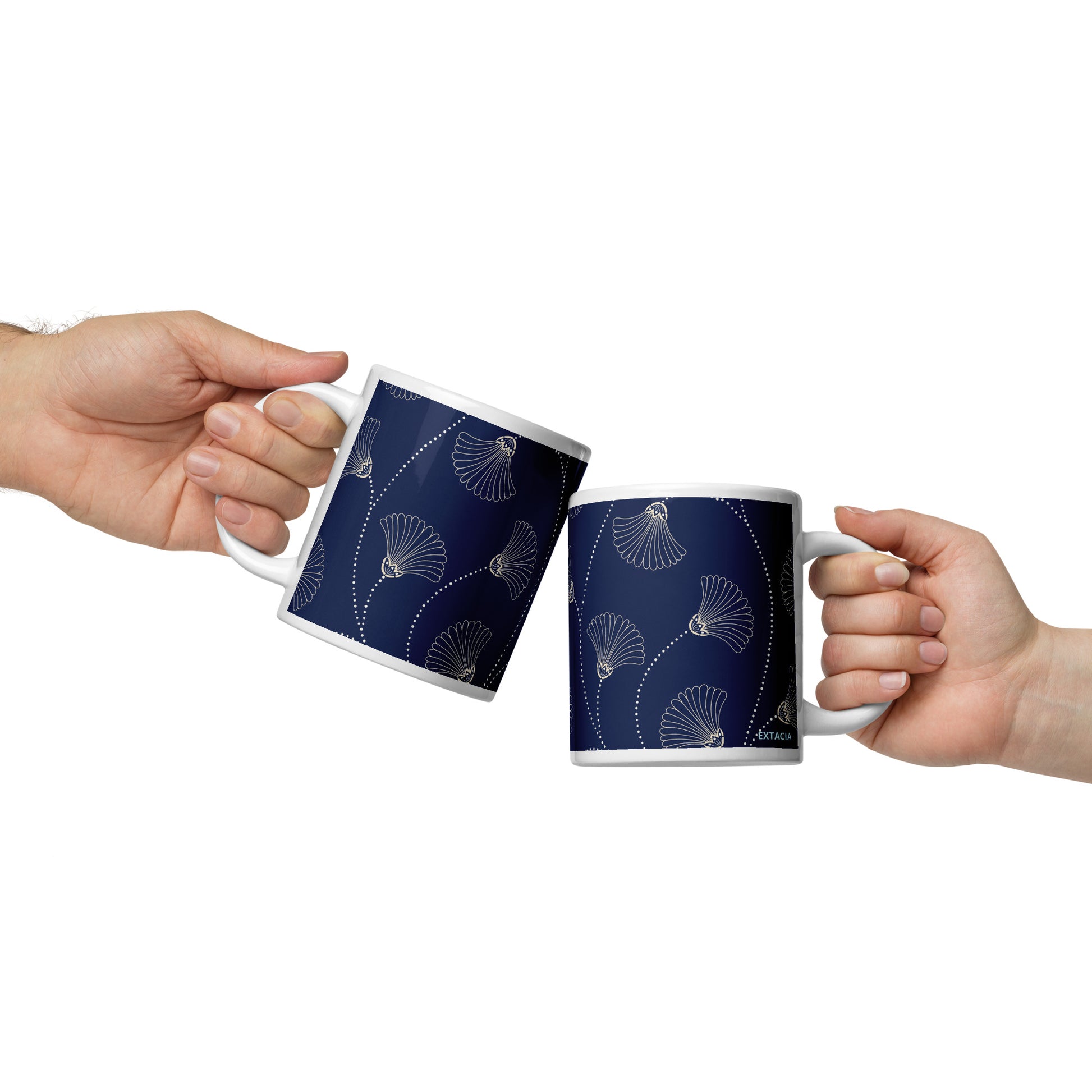 Mug en céramique  design bleu fleuri nature minimaliste – Mug en céramique posé sur un bureau – usage quotidien au travail