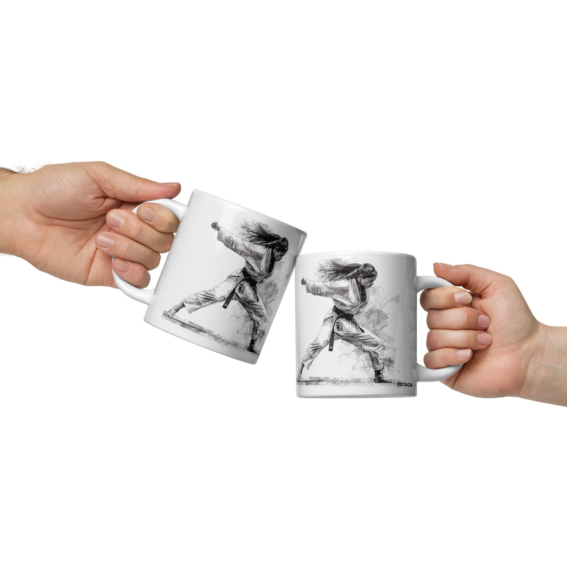 Mug en céramique design graphique  – Blanc – Dessin Femme Judoka – Mug en céramique posé sur un bureau – usage quotidien au travail