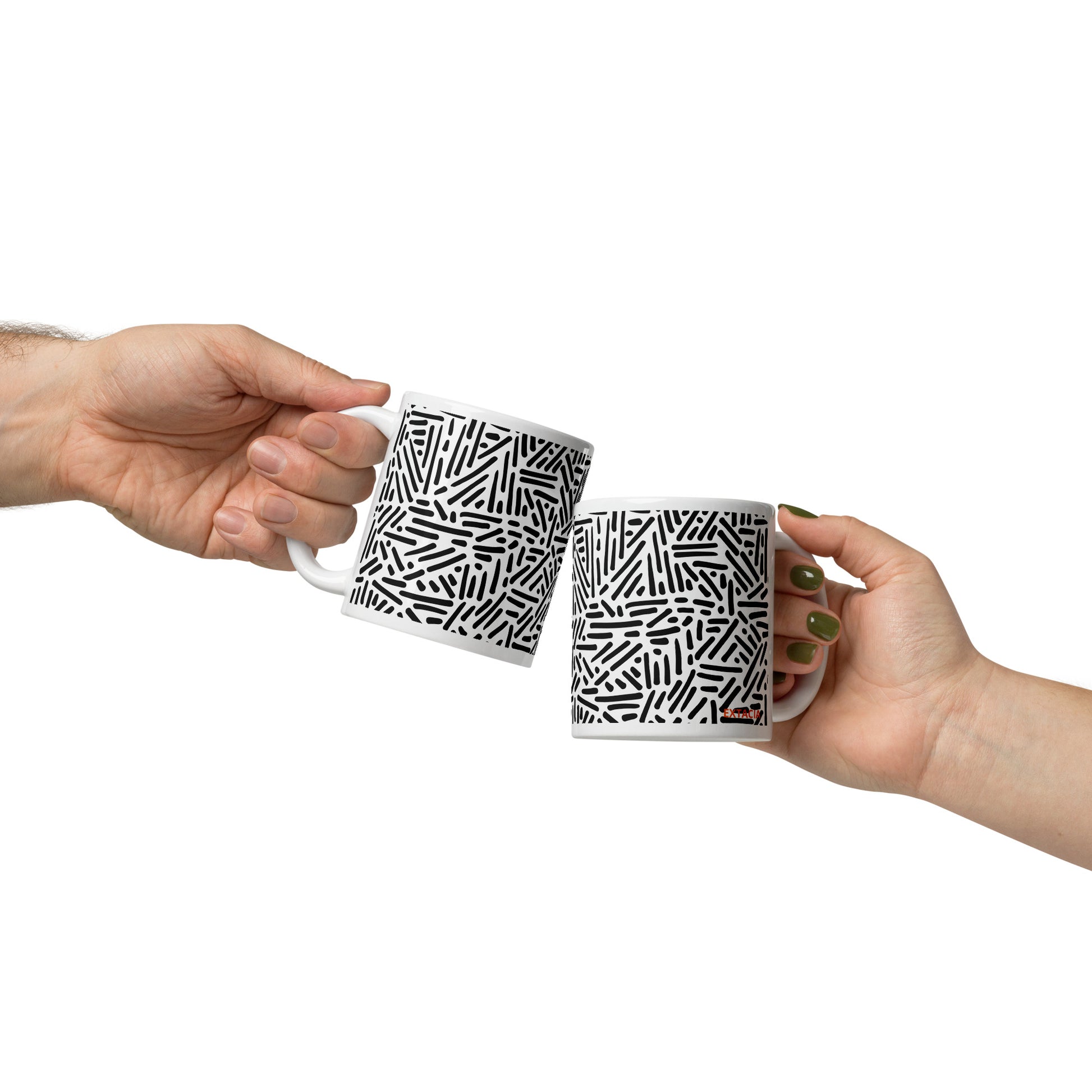 Mug en céramique design graphique –  Blanc et Noir, dessin traits et points graphique minimaliste – Mug en céramique posé sur un bureau – usage quotidien au travail