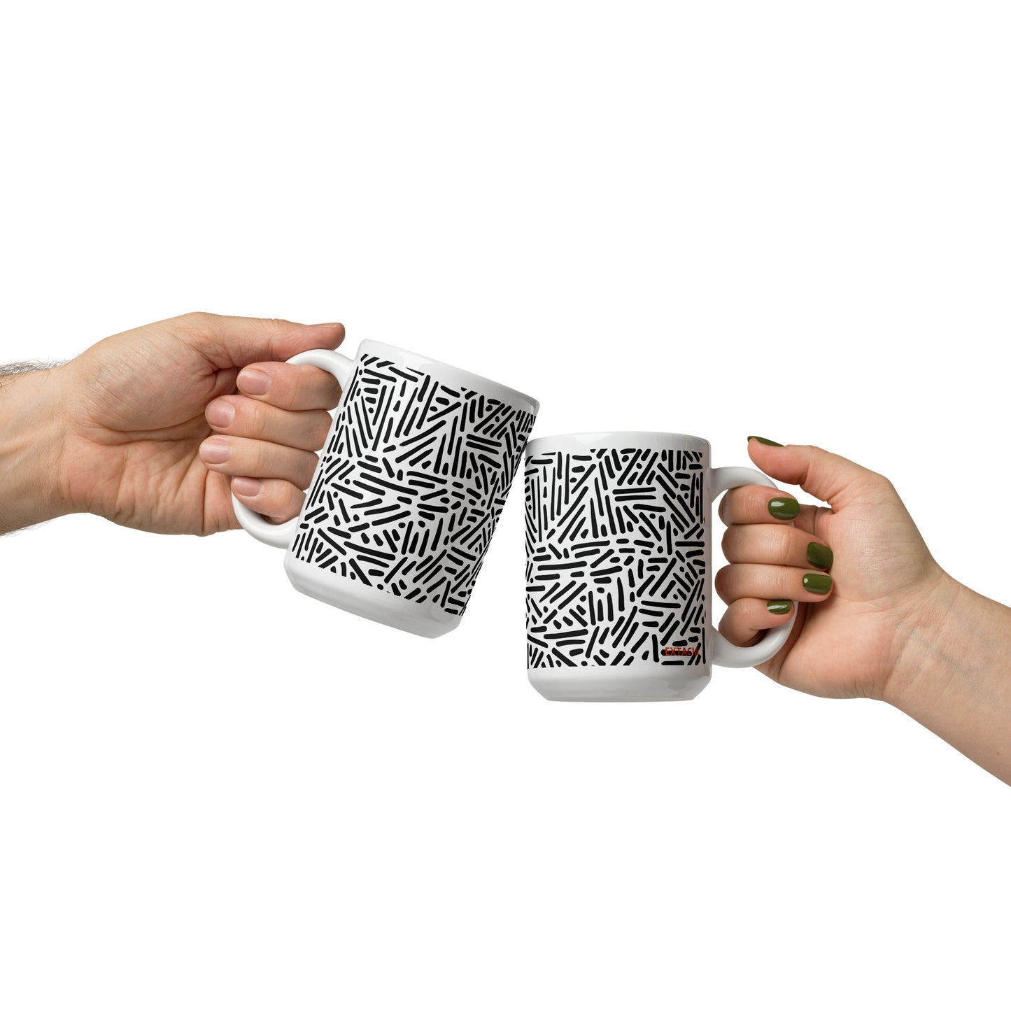 Mug en céramique design graphique –  Blanc et Noir, dessin traits et points graphique minimaliste – Mug en céramique sur une table de cuisine – ambiance déco chaleureuse