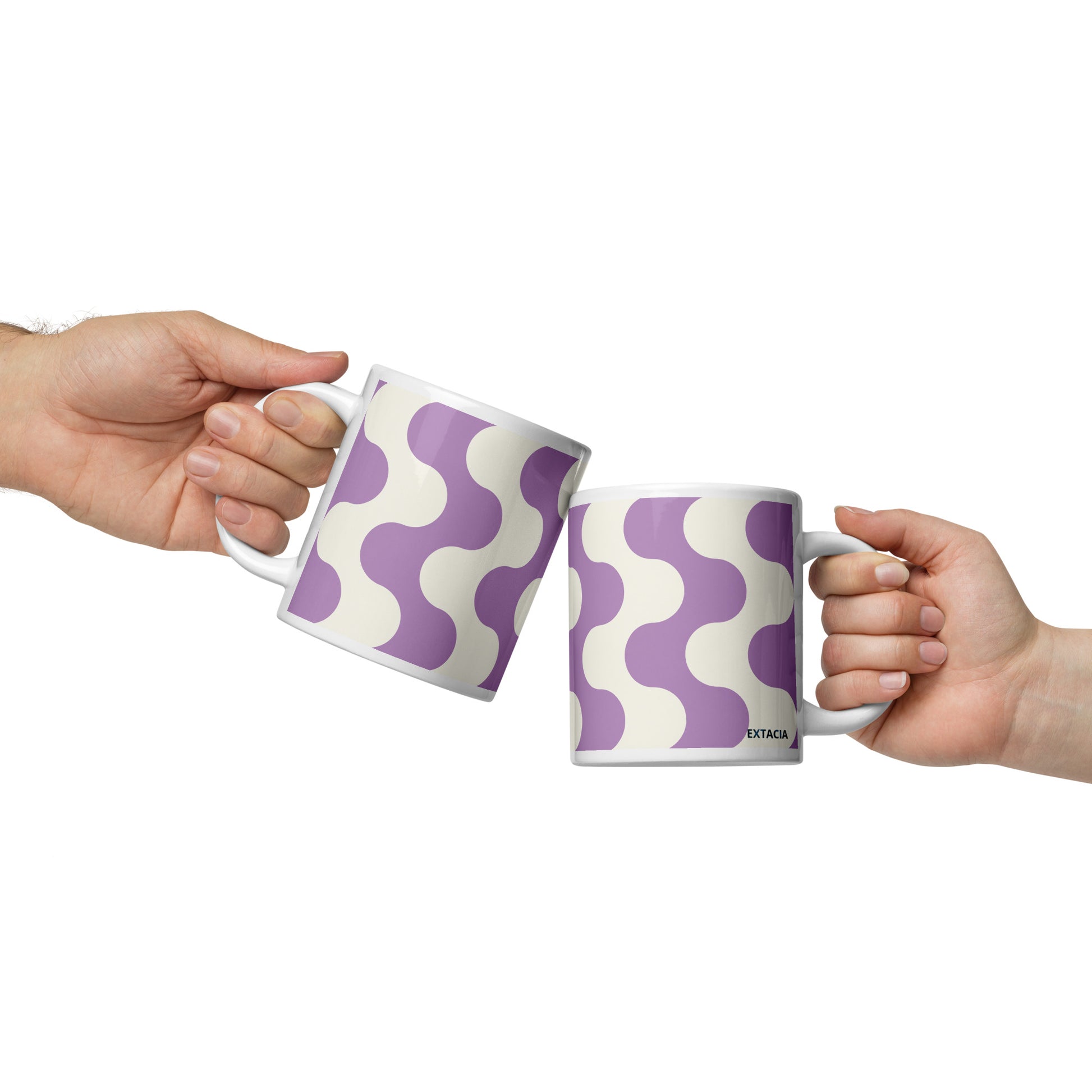 Mug en céramique design graphique –  Blanc et Violet à ondulations minimaliste  - Mug en céramique posé sur un bureau – usage quotidien au travail