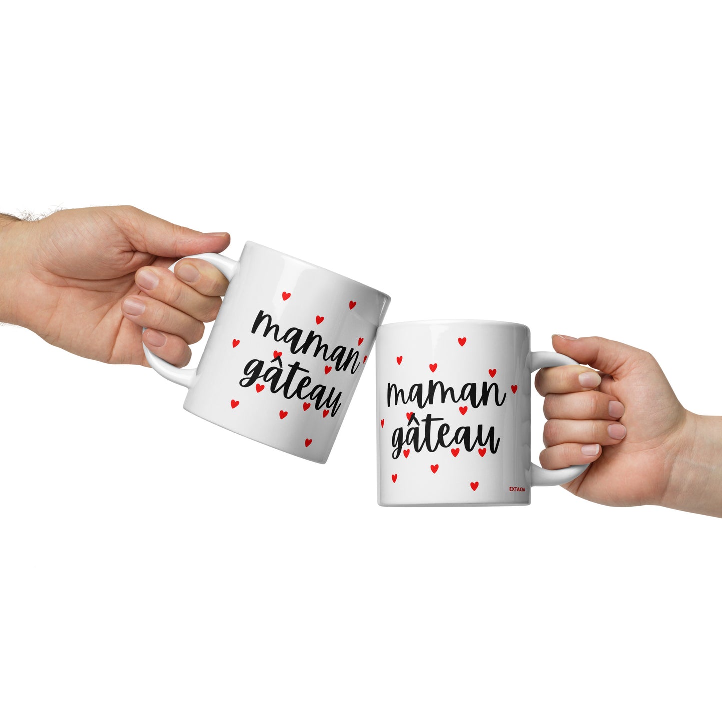Mug en céramique design graphique –  Maman gâteau – Mug en céramique posé sur un bureau – usage quotidien au travail