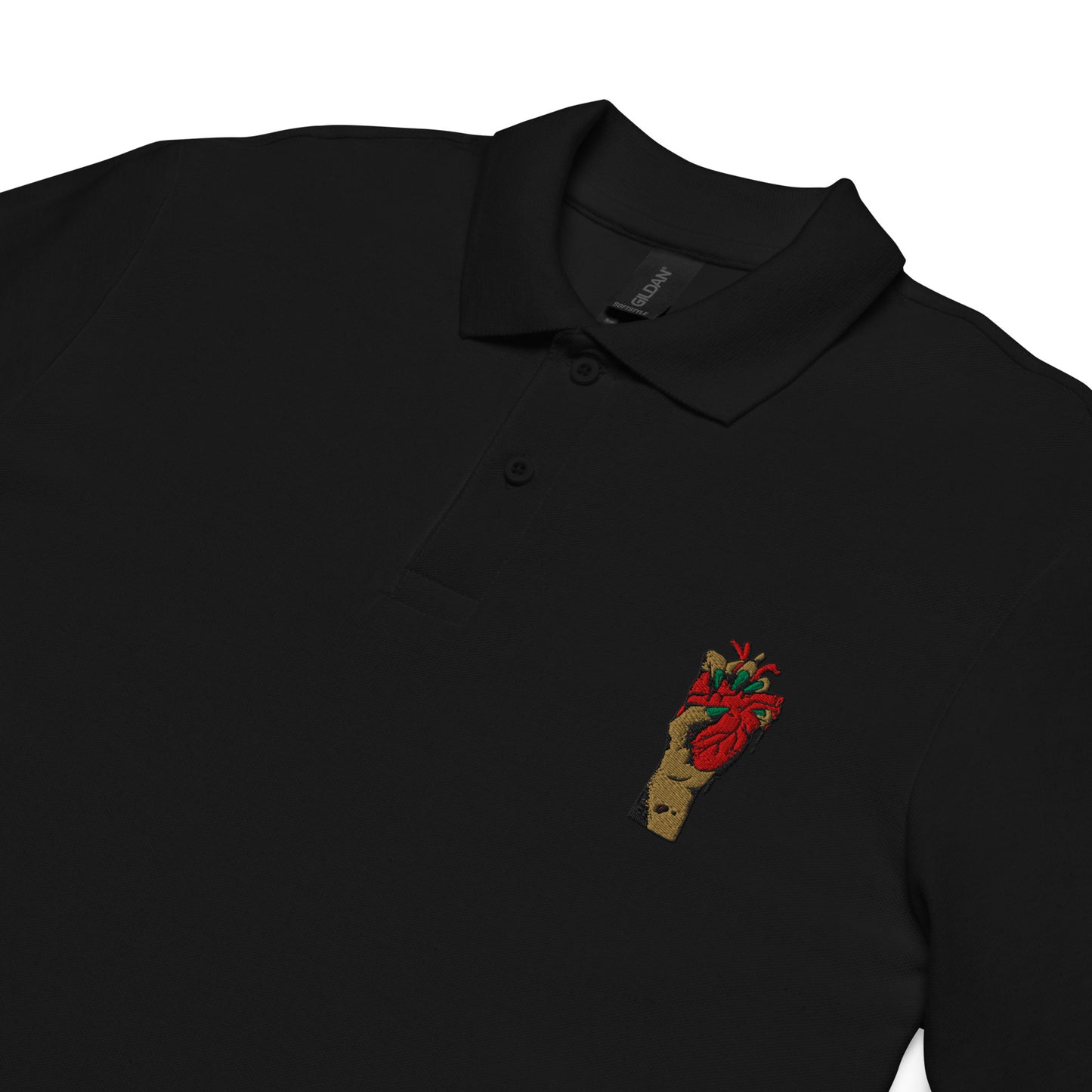 Polo femme – Gros plan broderie et maille piquée, finitions - motif brodé - coeur deja pris - noir
